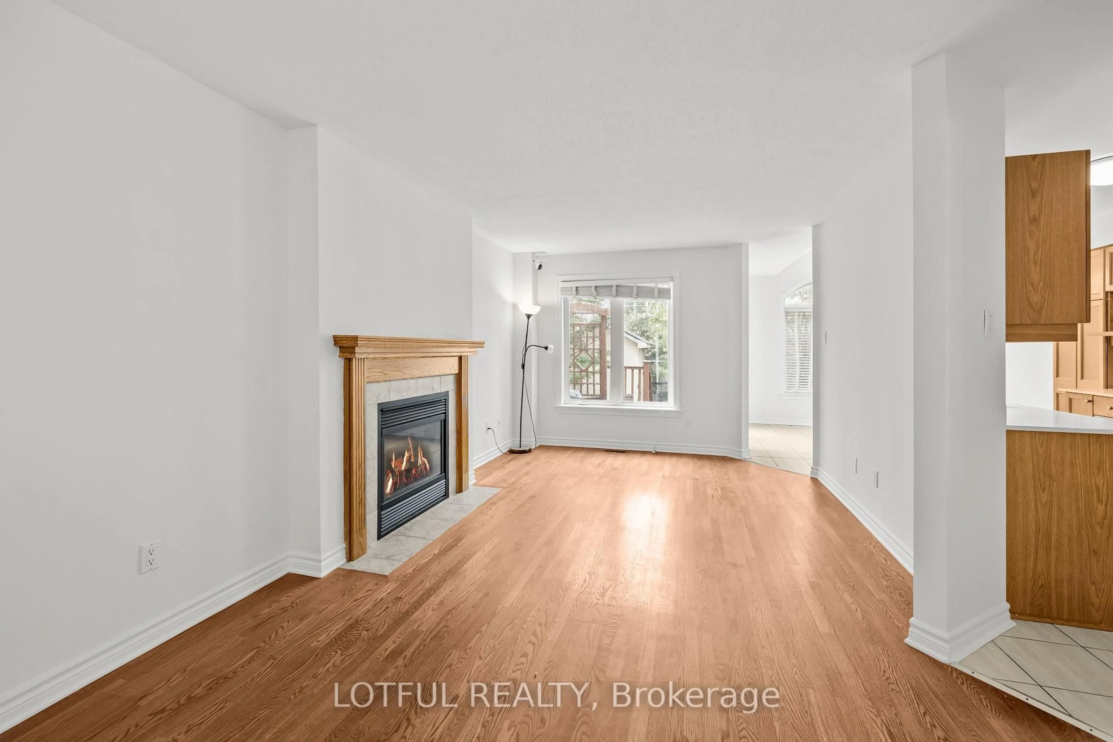 Indoor entryway for 212 Meadowlilly Rd, Ottawa Ontario K1T 4H1