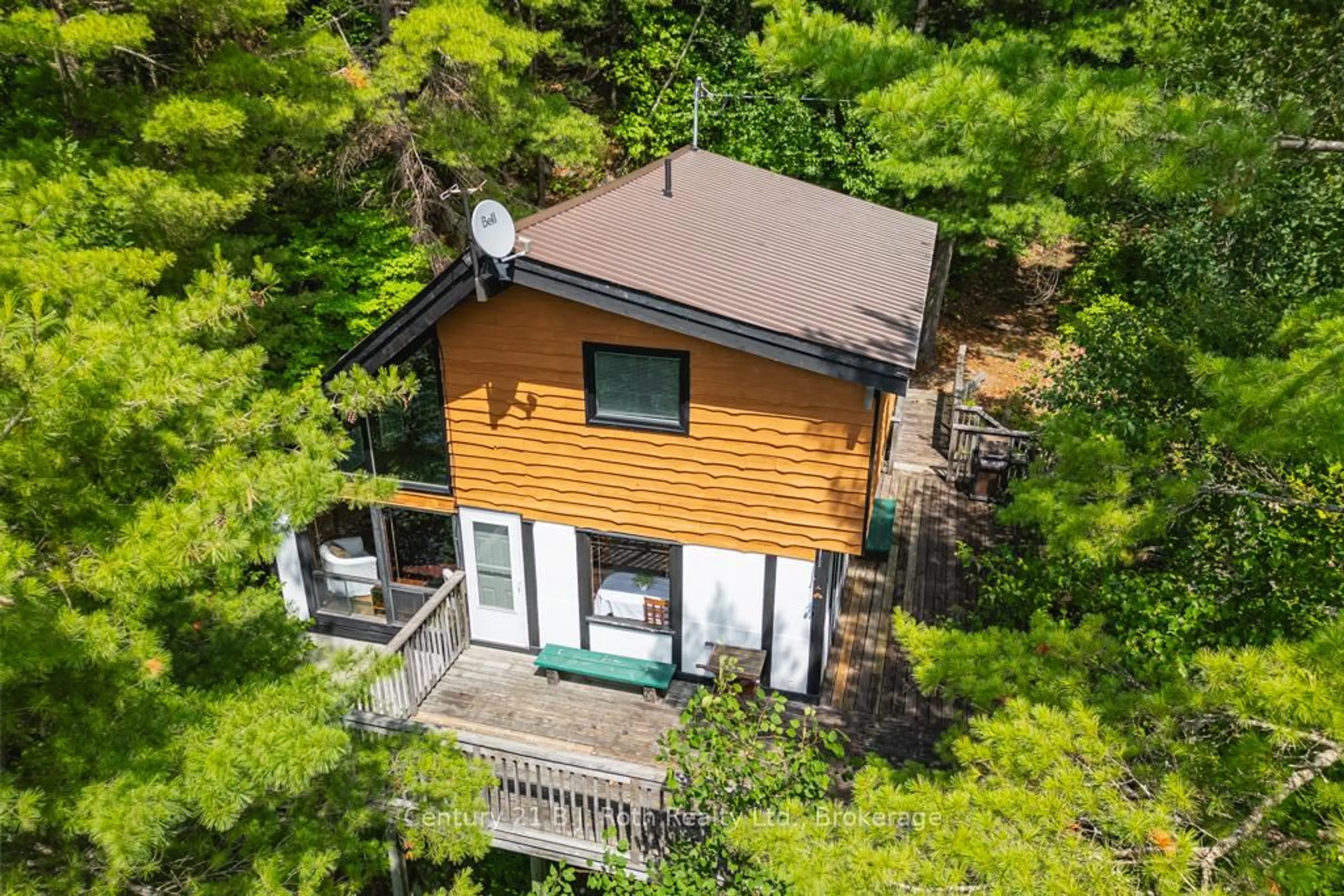 A pic from outside/outdoor area/front of a property/back of a property/a pic from drone, unknown for 1033 Bayview Point Rd, Lake of Bays Ontario P0A 1H0