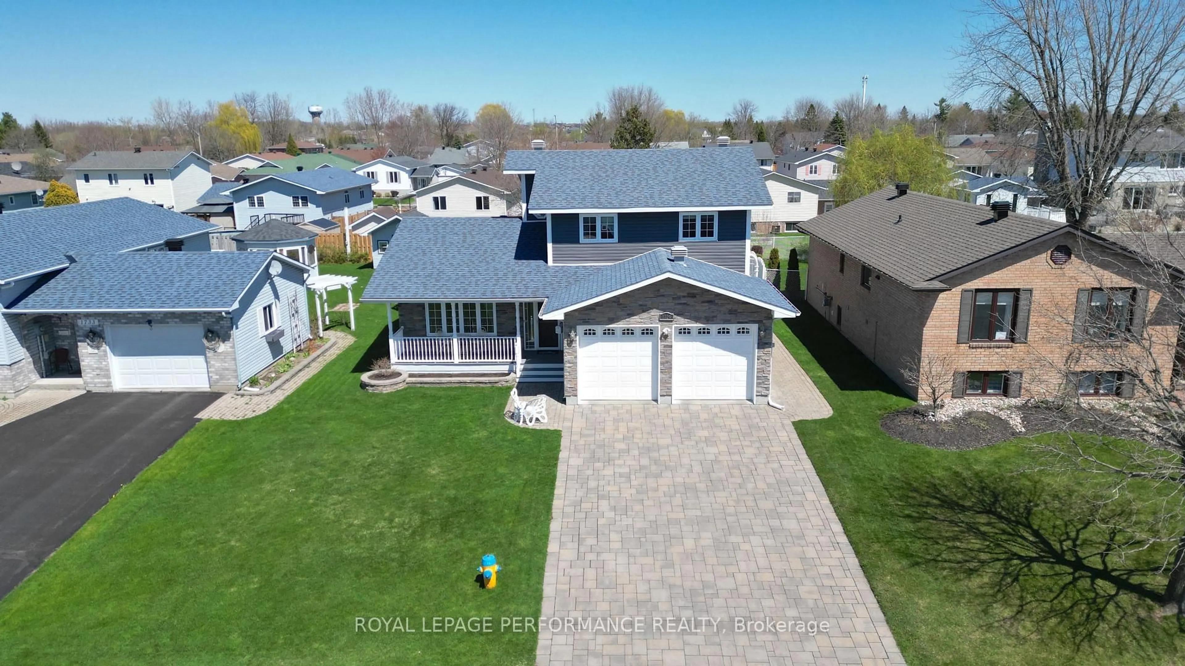A pic from outside/outdoor area/front of a property/back of a property/a pic from drone, unknown for 1729 MacIntyre Ave, Cornwall Ontario K6J 5T7