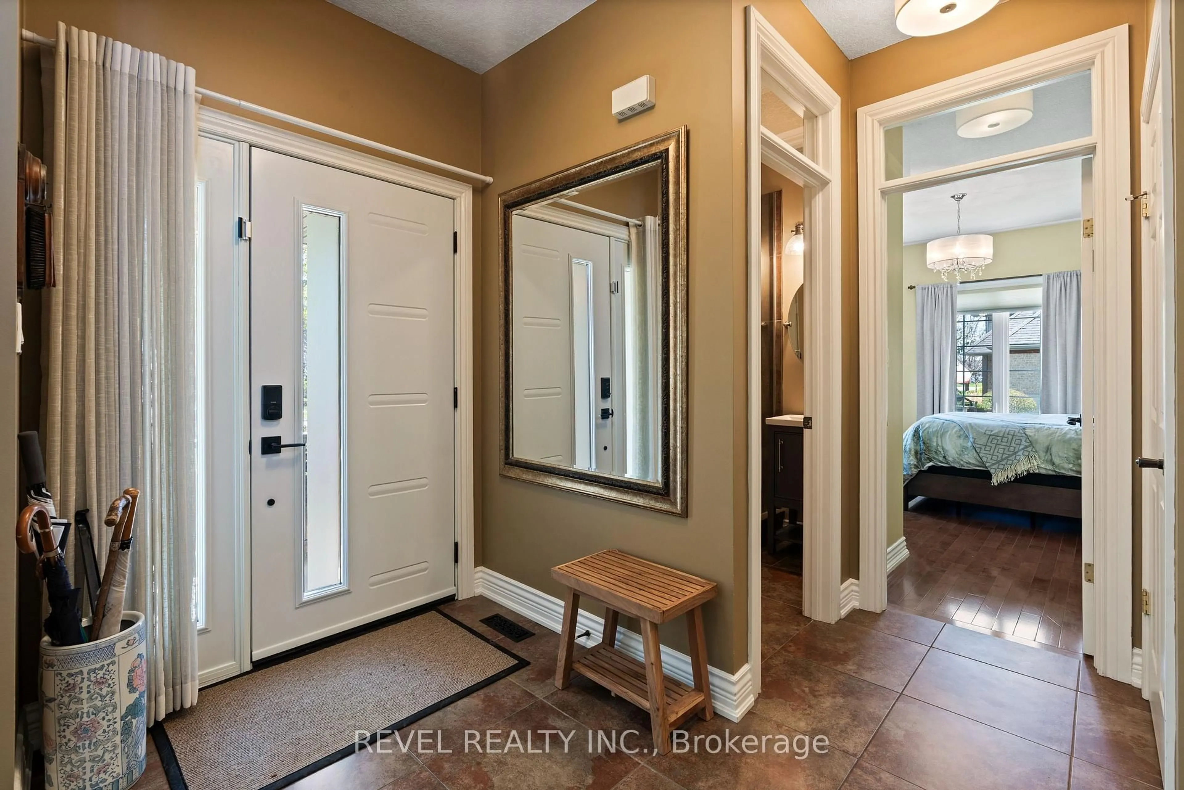 Indoor entryway for 1900 Shore Rd #39, London South Ontario N6K 0B4