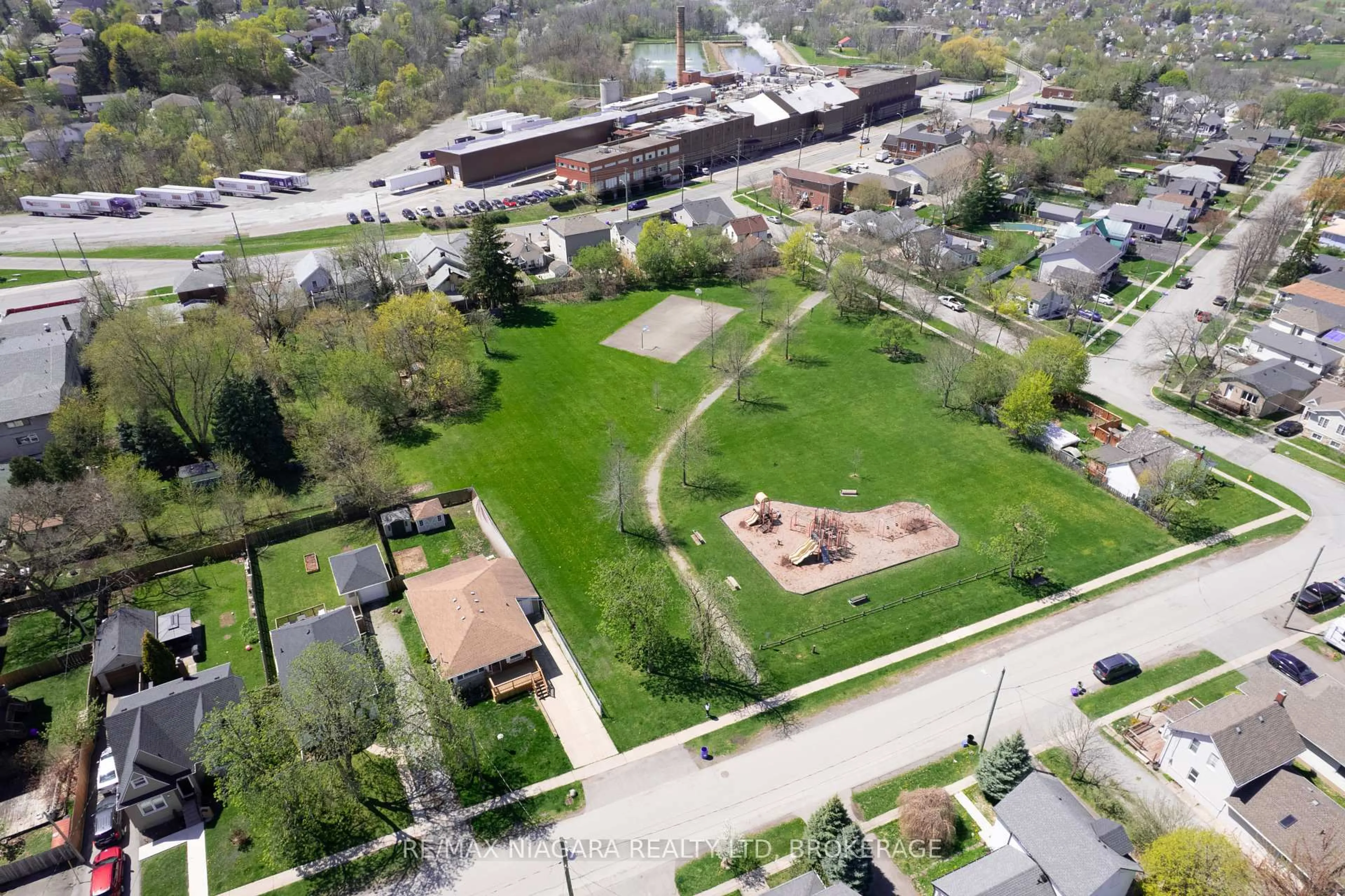 A pic from outside/outdoor area/front of a property/back of a property/a pic from drone, street for 5 St Peter St, St. Catharines Ontario L2T 1N7