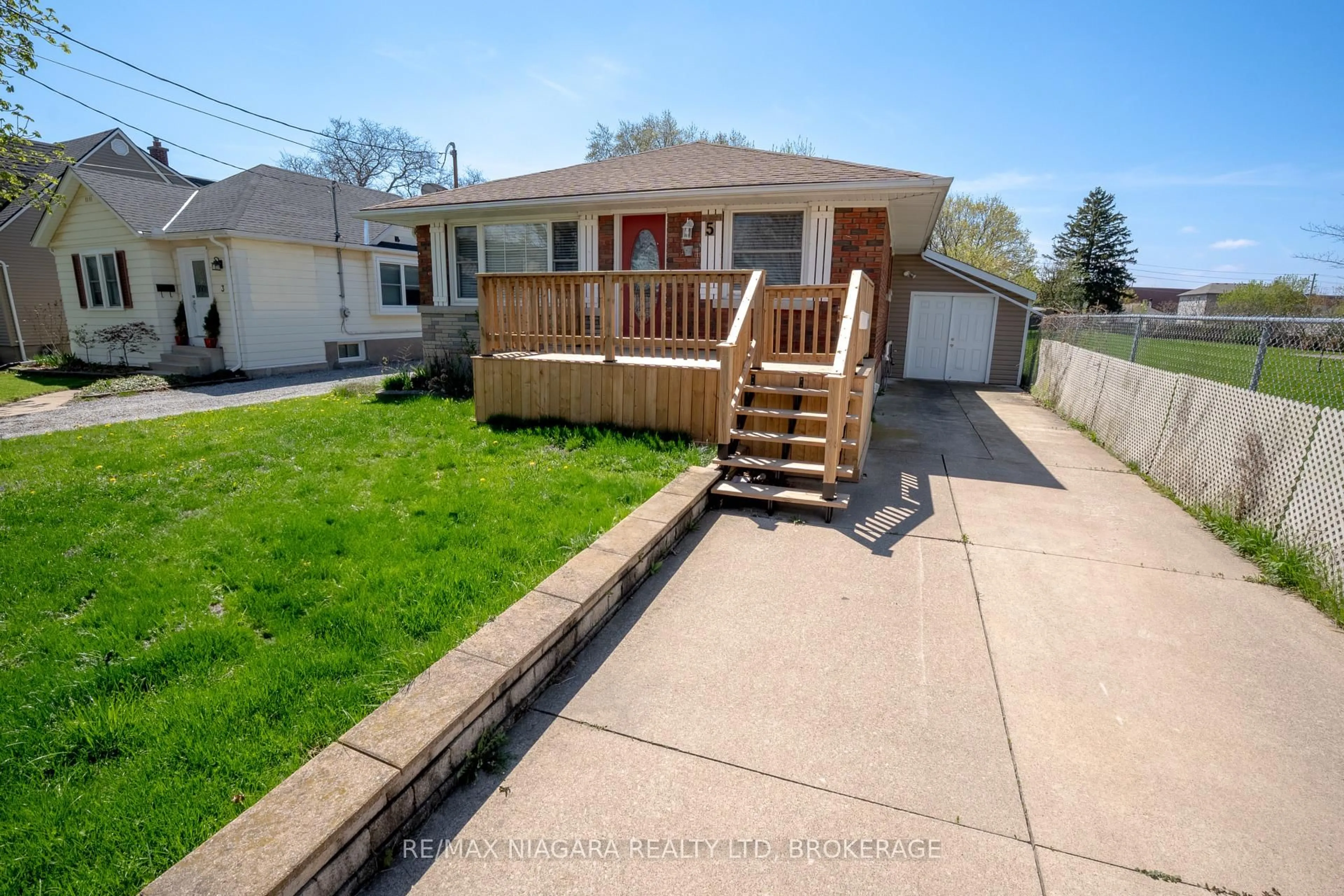 Unknown for 5 St Peter St, St. Catharines Ontario L2T 1N7