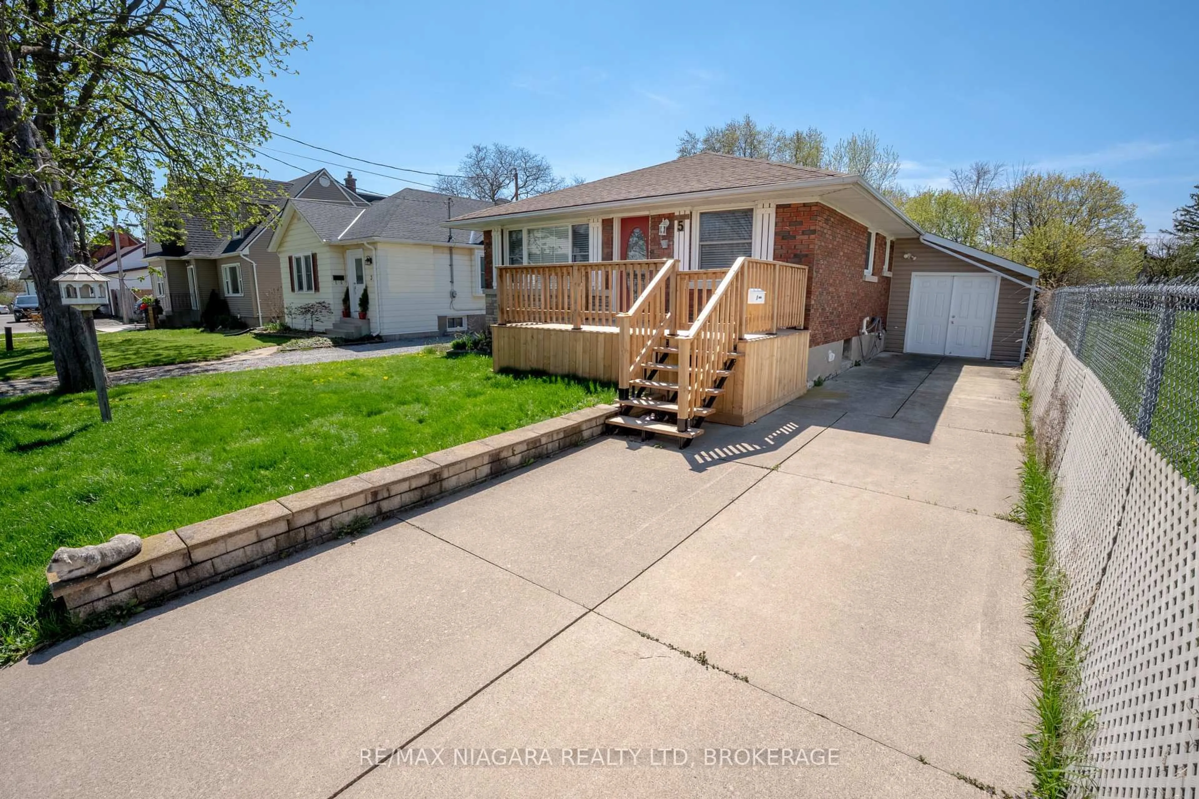 A pic from outside/outdoor area/front of a property/back of a property/a pic from drone, street for 5 St Peter St, St. Catharines Ontario L2T 1N7