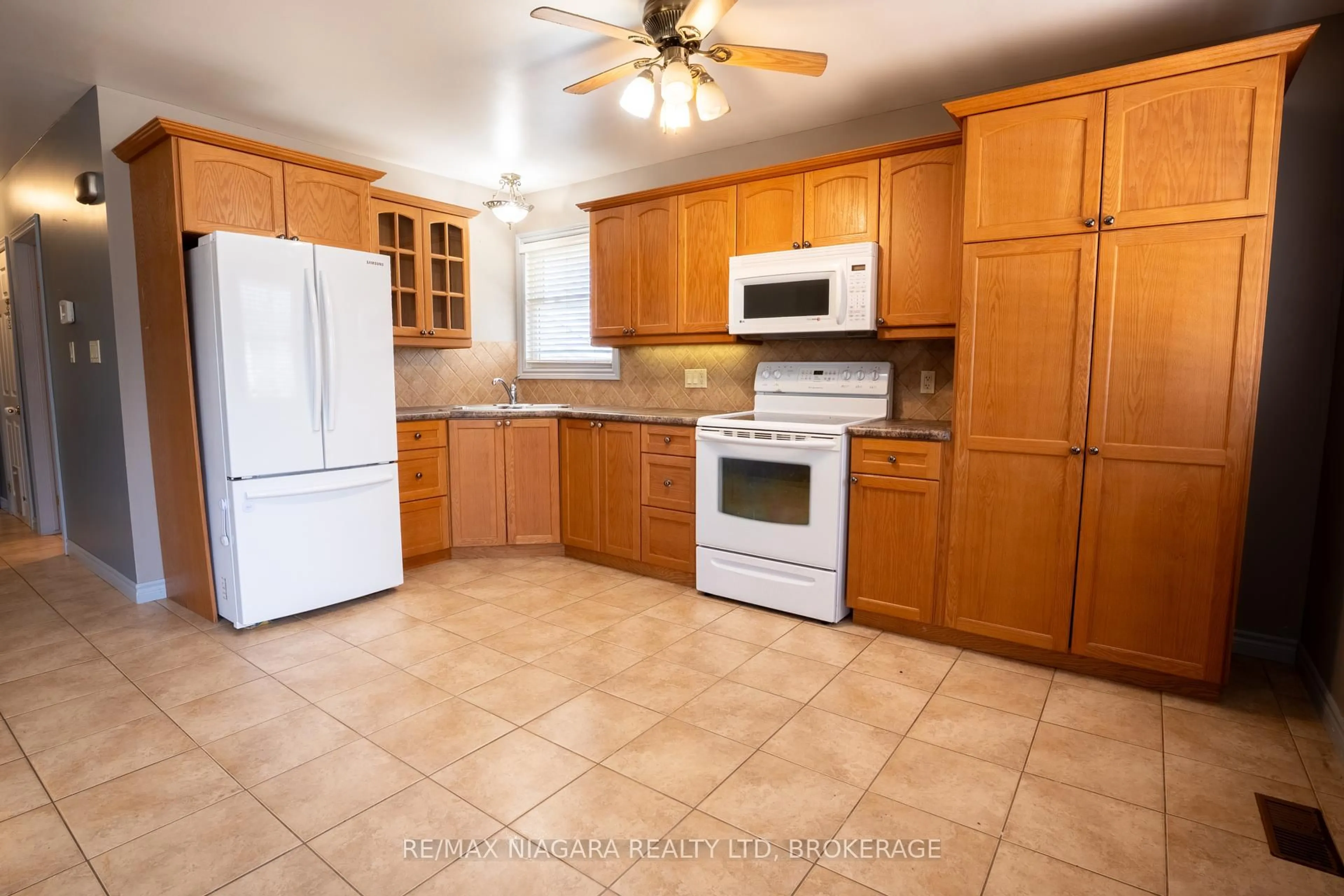 Standard kitchen, ceramic/tile floor for 5 St Peter St, St. Catharines Ontario L2T 1N7