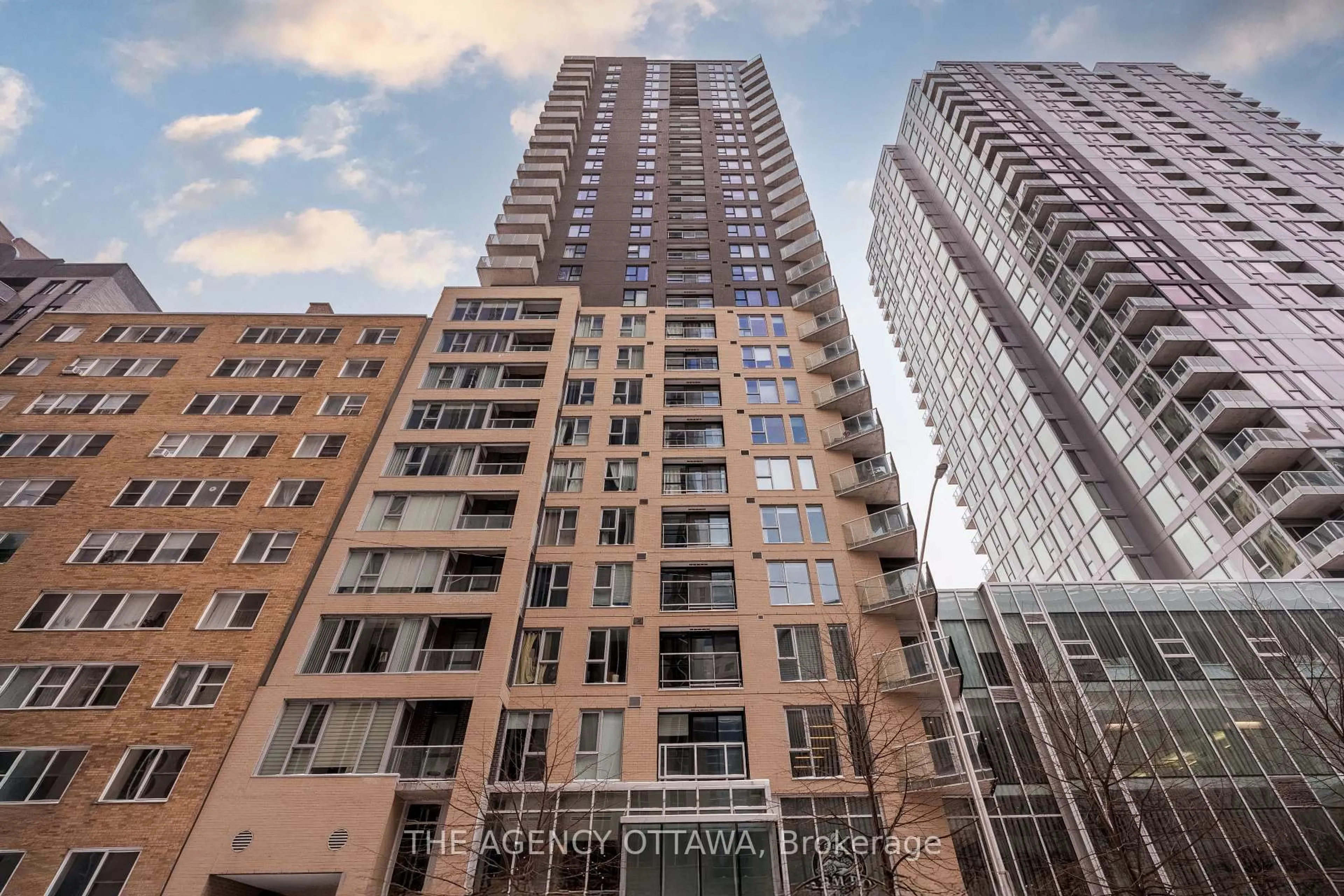 A pic from outside/outdoor area/front of a property/back of a property/a pic from drone, city buildings view from balcony for 40 Nepean St #707, Ottawa Ontario K2P 0X5