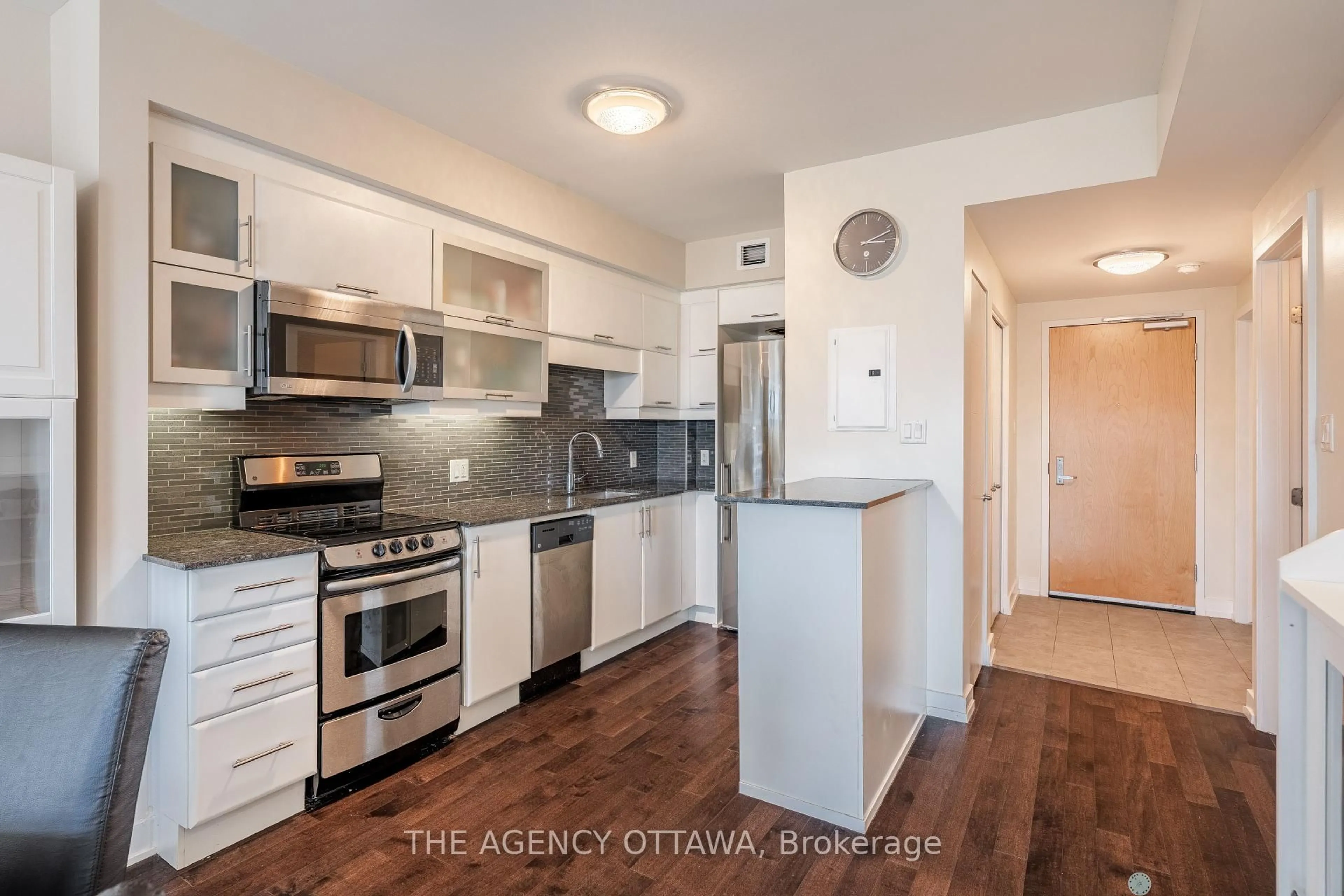 Standard kitchen, wood/laminate floor for 40 Nepean St #707, Ottawa Ontario K2P 0X5