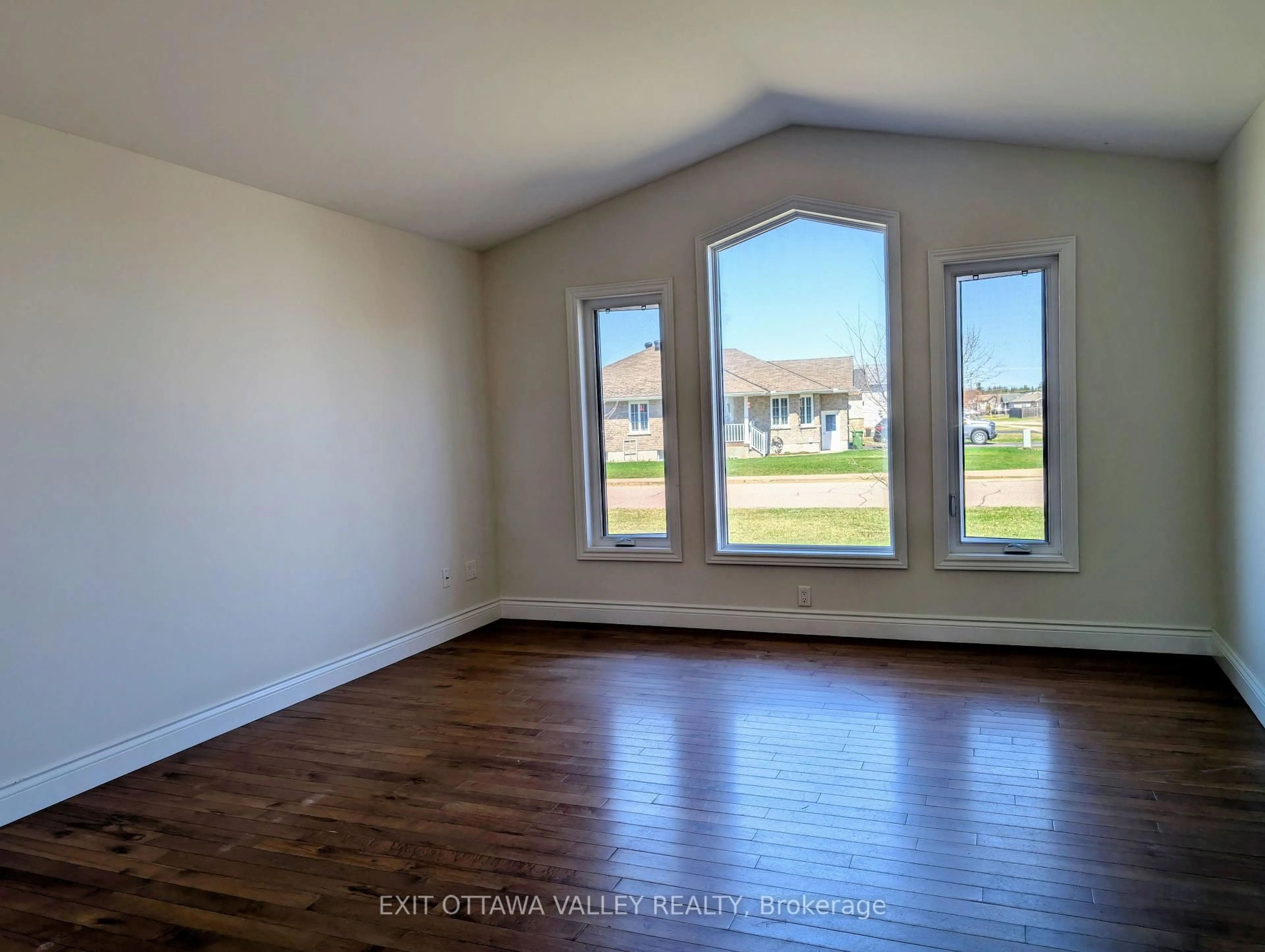 A pic of a room for 2059 Sandstone Cres, Petawawa Ontario K8H 0B2