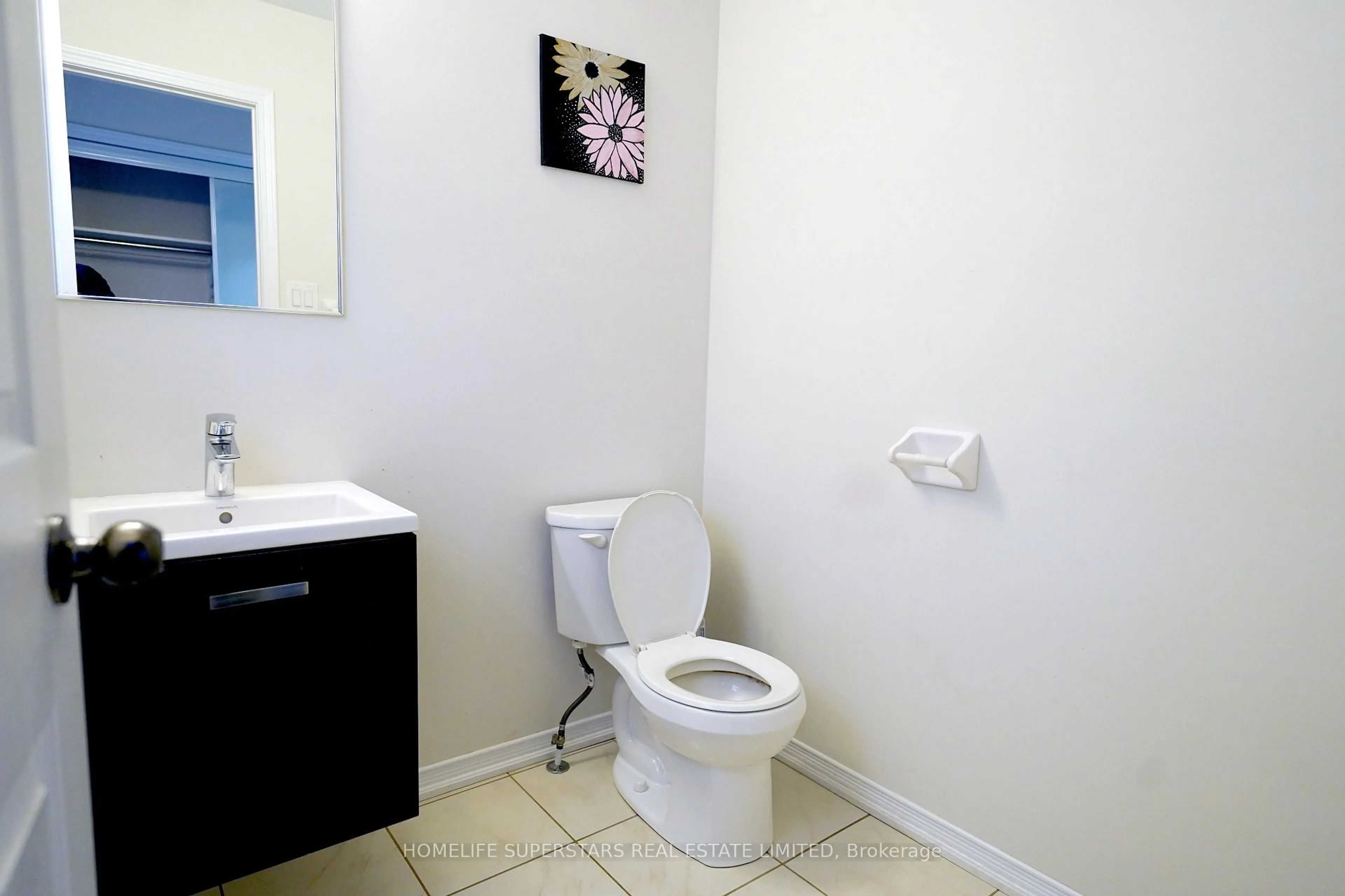 Standard bathroom, ceramic/tile floor for 7836 Hoptree Rd, Niagara Falls Ontario L2H 2Y6