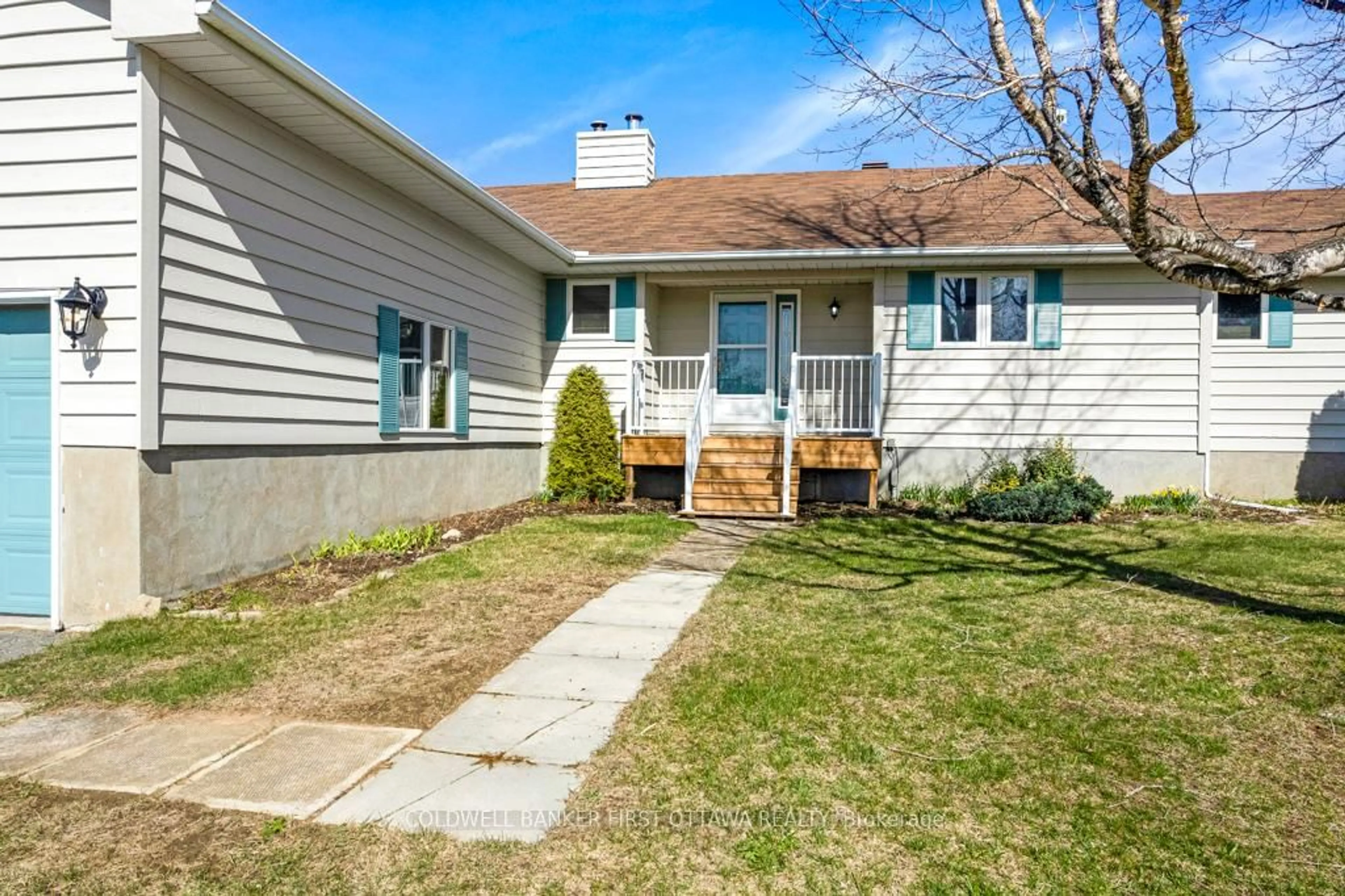 Home with vinyl exterior material, street for 640 MCCONNELL Rd, Merrickville Ontario K0G 1N0
