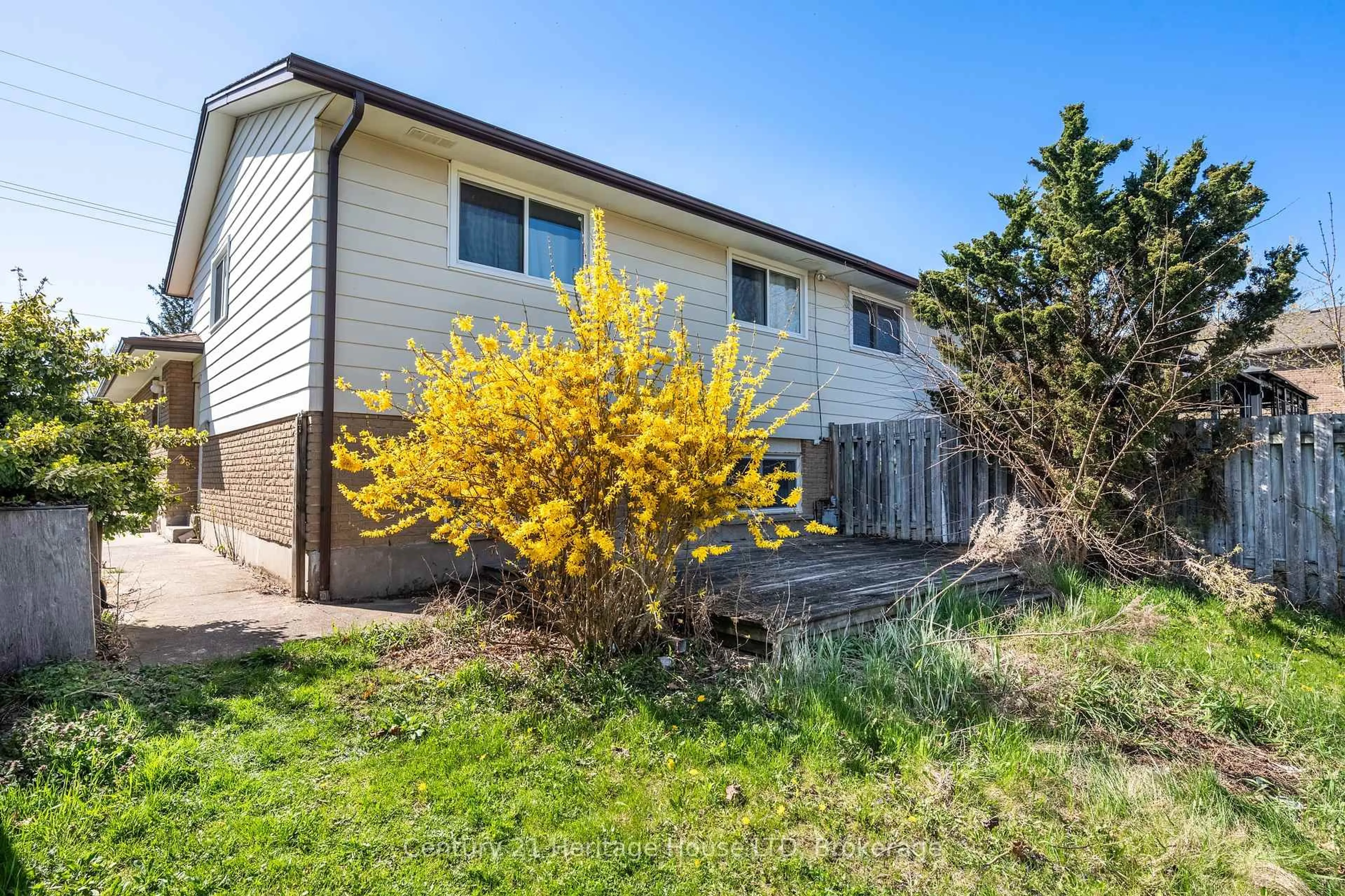 Home with vinyl exterior material, unknown for 580 First Ave, Welland Ontario L3C 1Z3