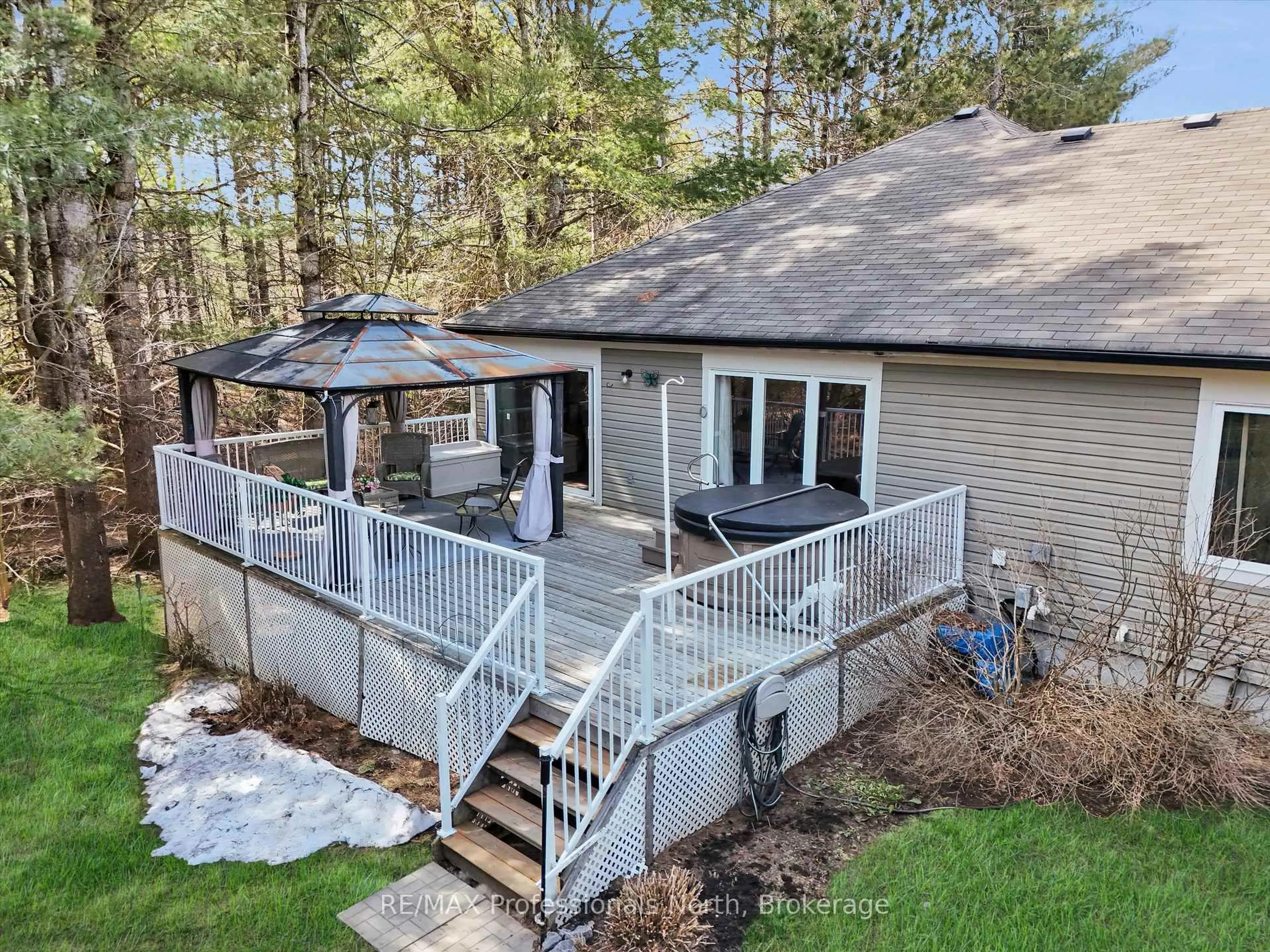 A pic from outside/outdoor area/front of a property/back of a property/a pic from drone, water/lake/river/ocean view for 3 Clearstream Crt, Bracebridge Ontario P1L 0A3