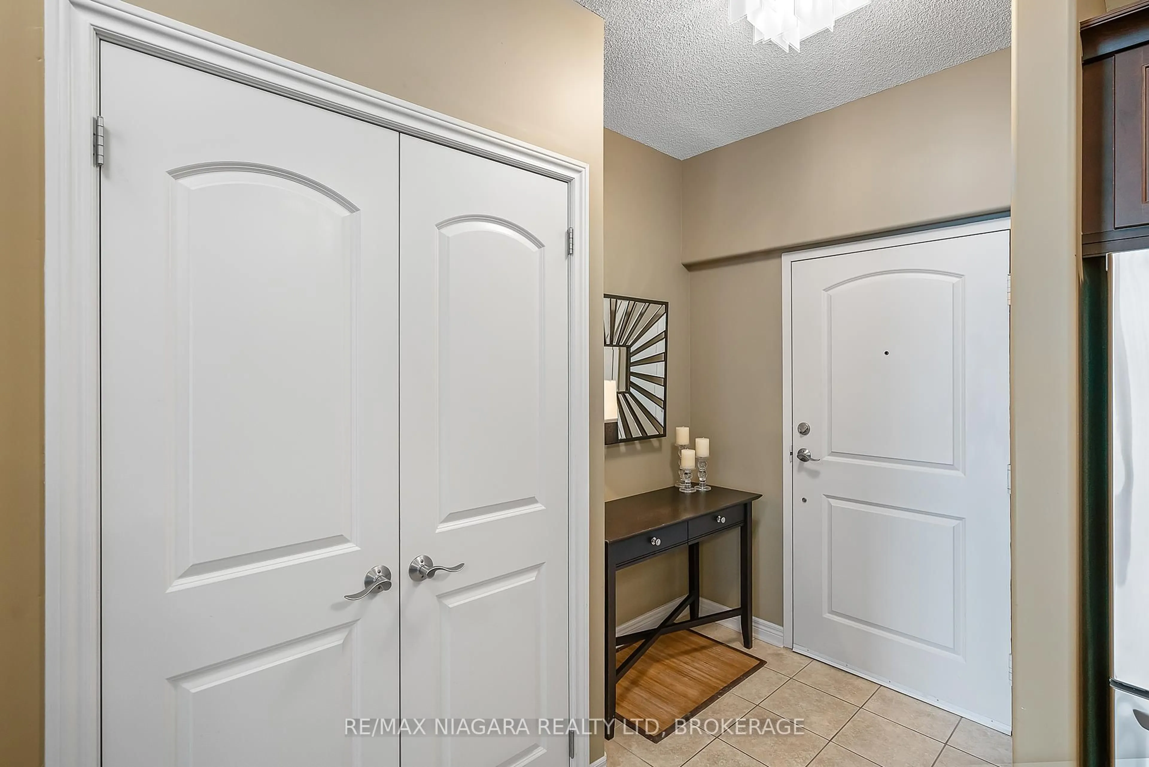 Indoor entryway for 2799 St. Paul Ave #206, Niagara Falls Ontario L2J 2L3
