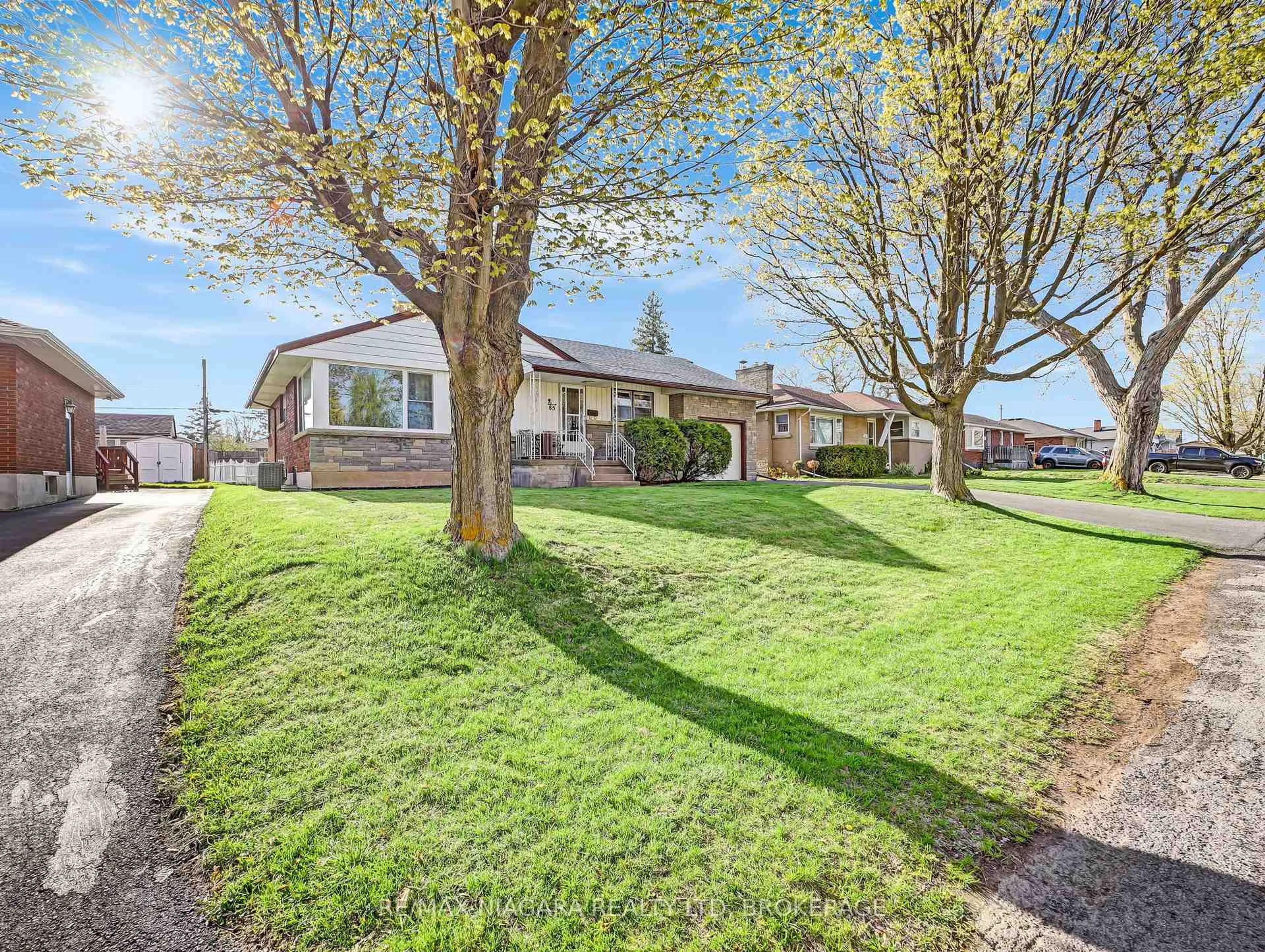 A pic from outside/outdoor area/front of a property/back of a property/a pic from drone, street for 85 Diffin Dr, Welland Ontario L3C 2K2