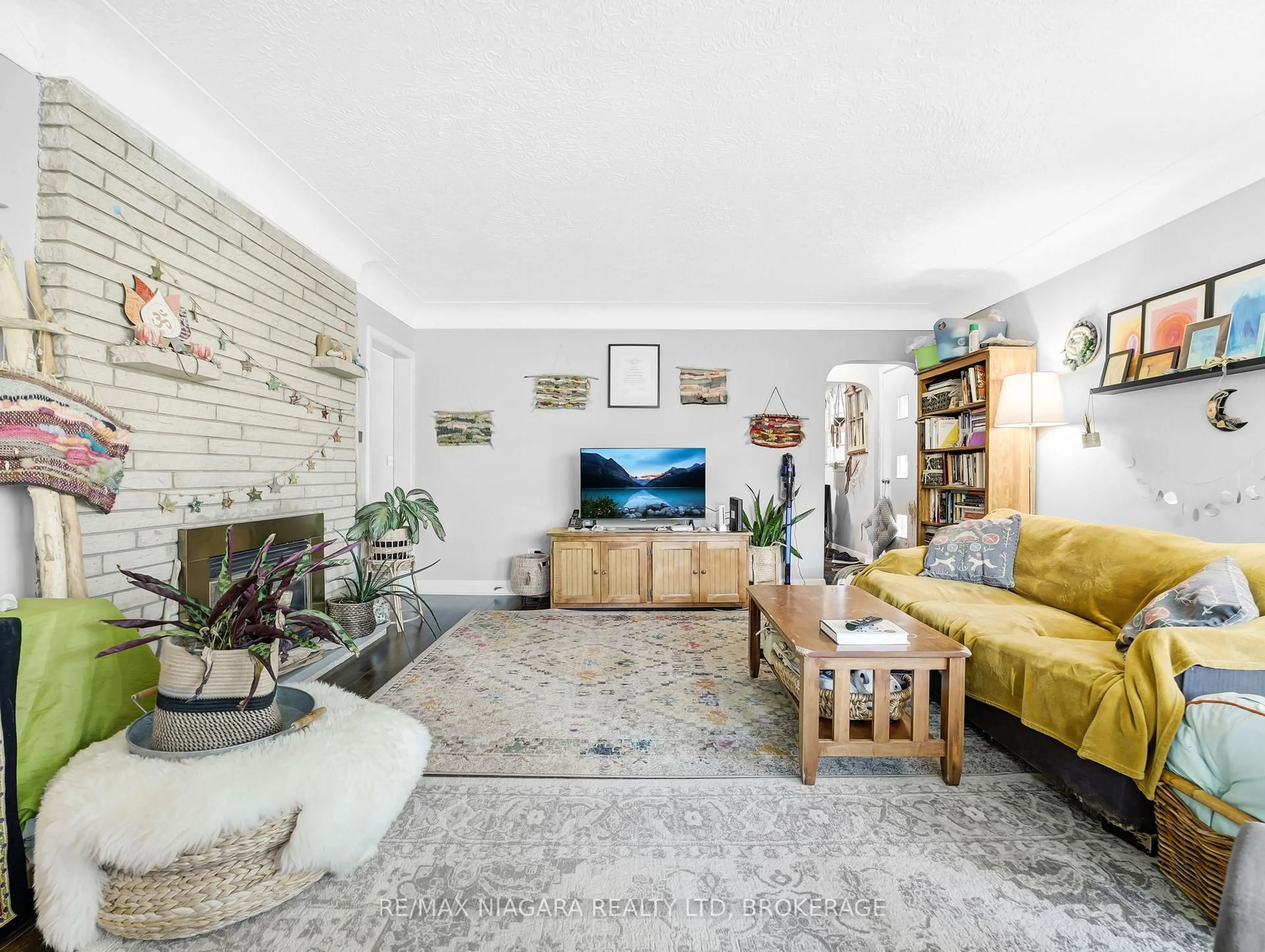 Living room with furniture, unknown for 85 Diffin Dr, Welland Ontario L3C 2K2