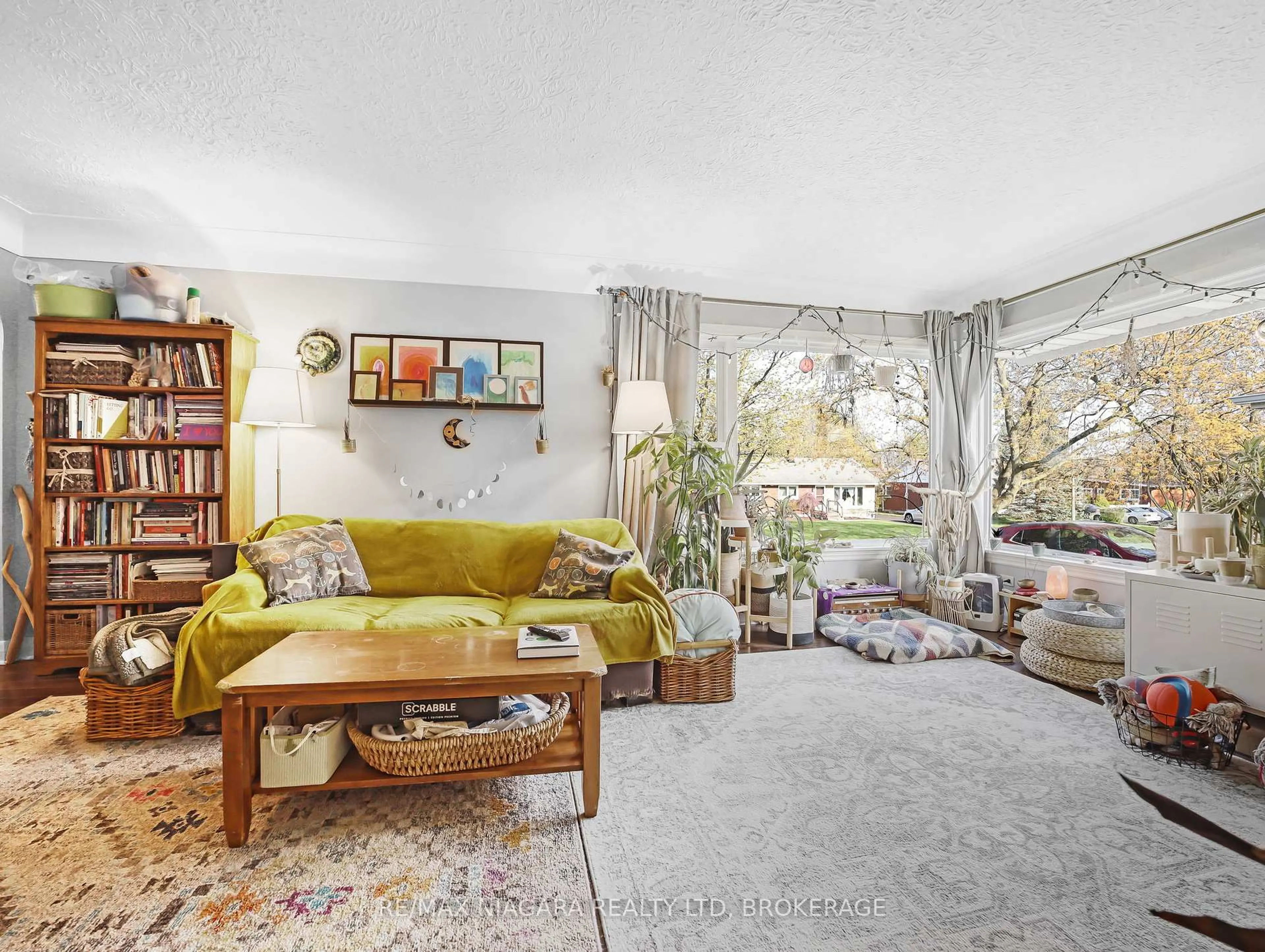 Living room with furniture, unknown for 85 Diffin Dr, Welland Ontario L3C 2K2