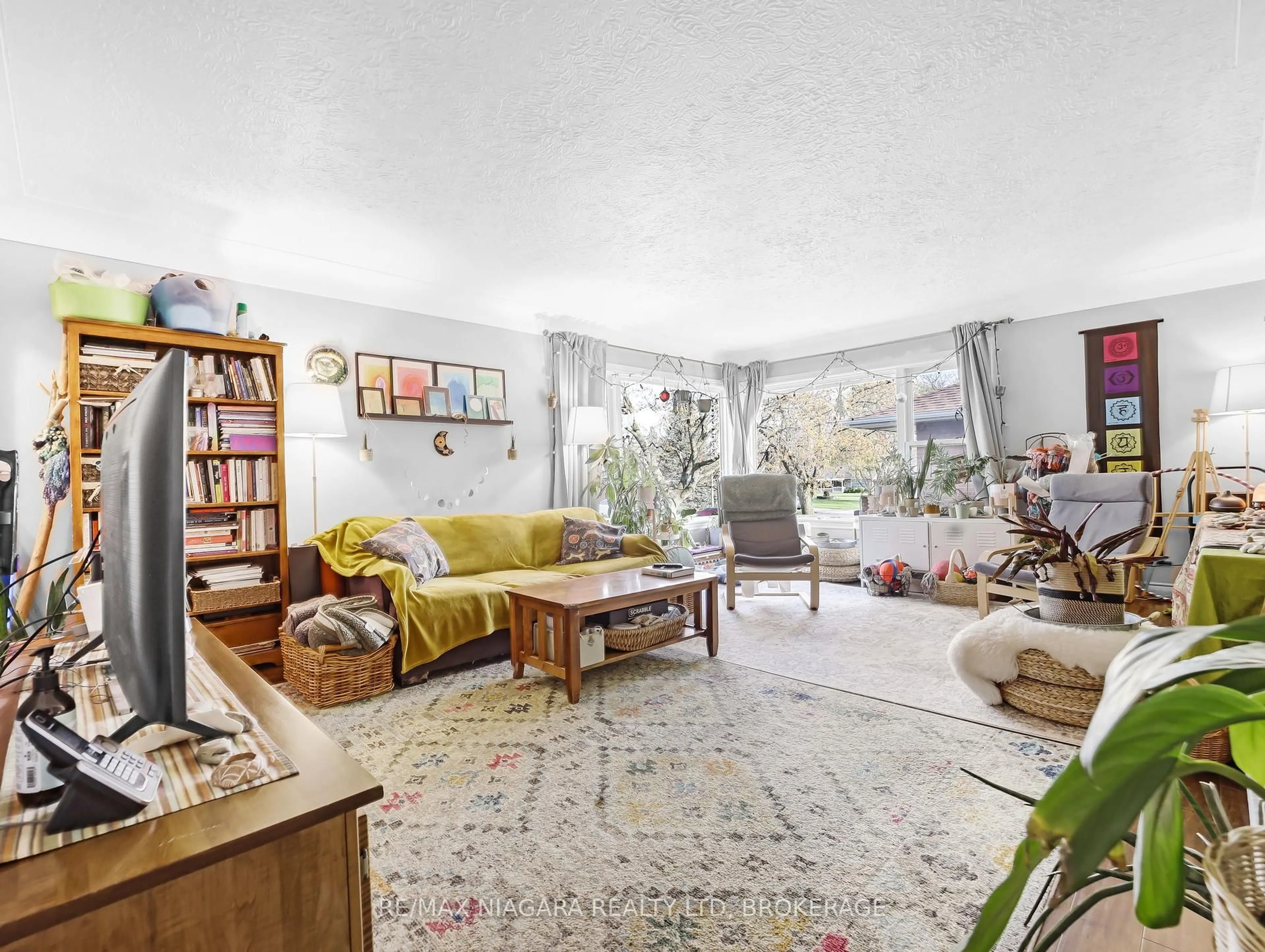 Living room with furniture, unknown for 85 Diffin Dr, Welland Ontario L3C 2K2