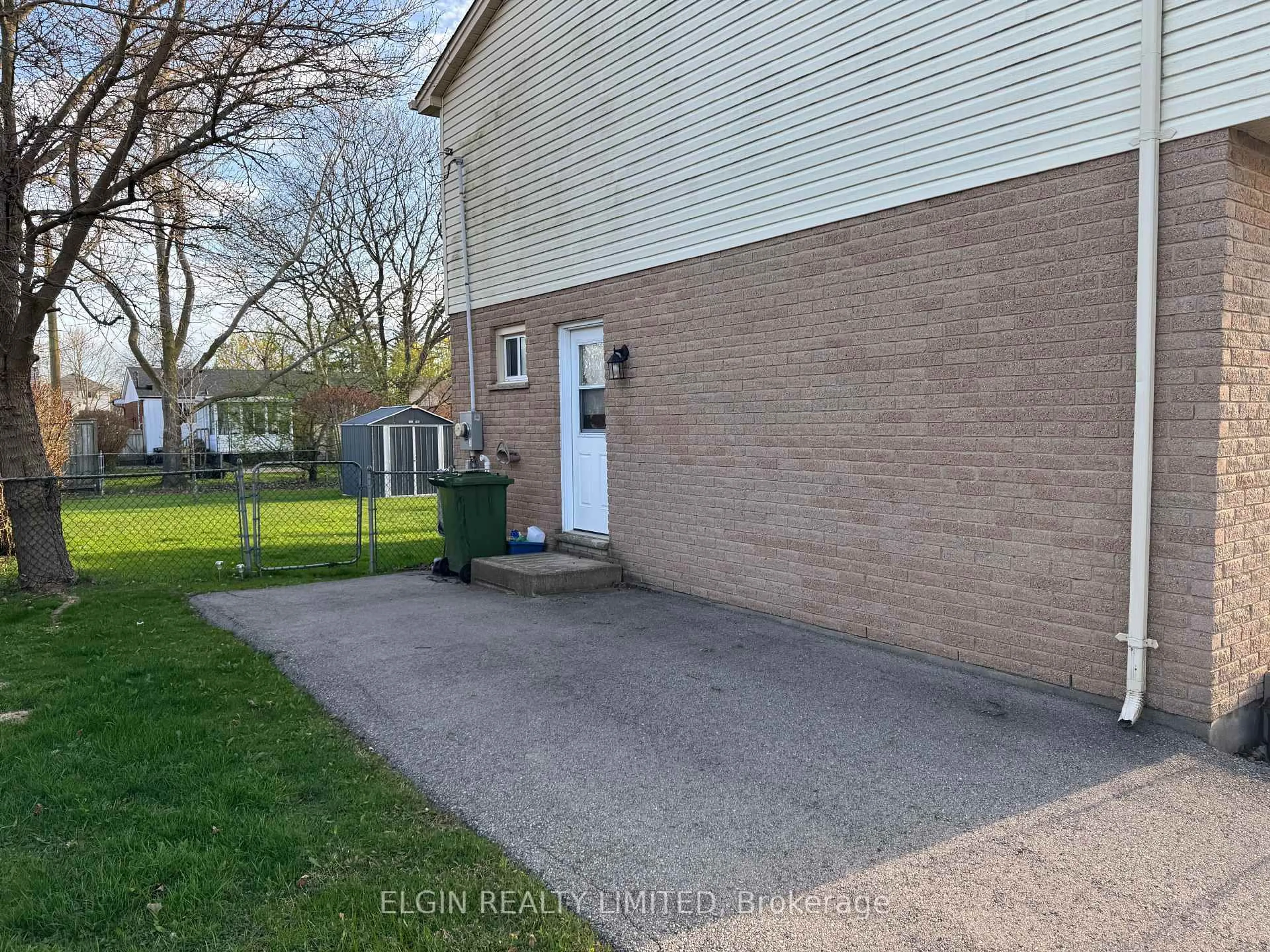 A pic from outside/outdoor area/front of a property/back of a property/a pic from drone, street for 36 Vanier Pl, St. Thomas Ontario N5R 5P8