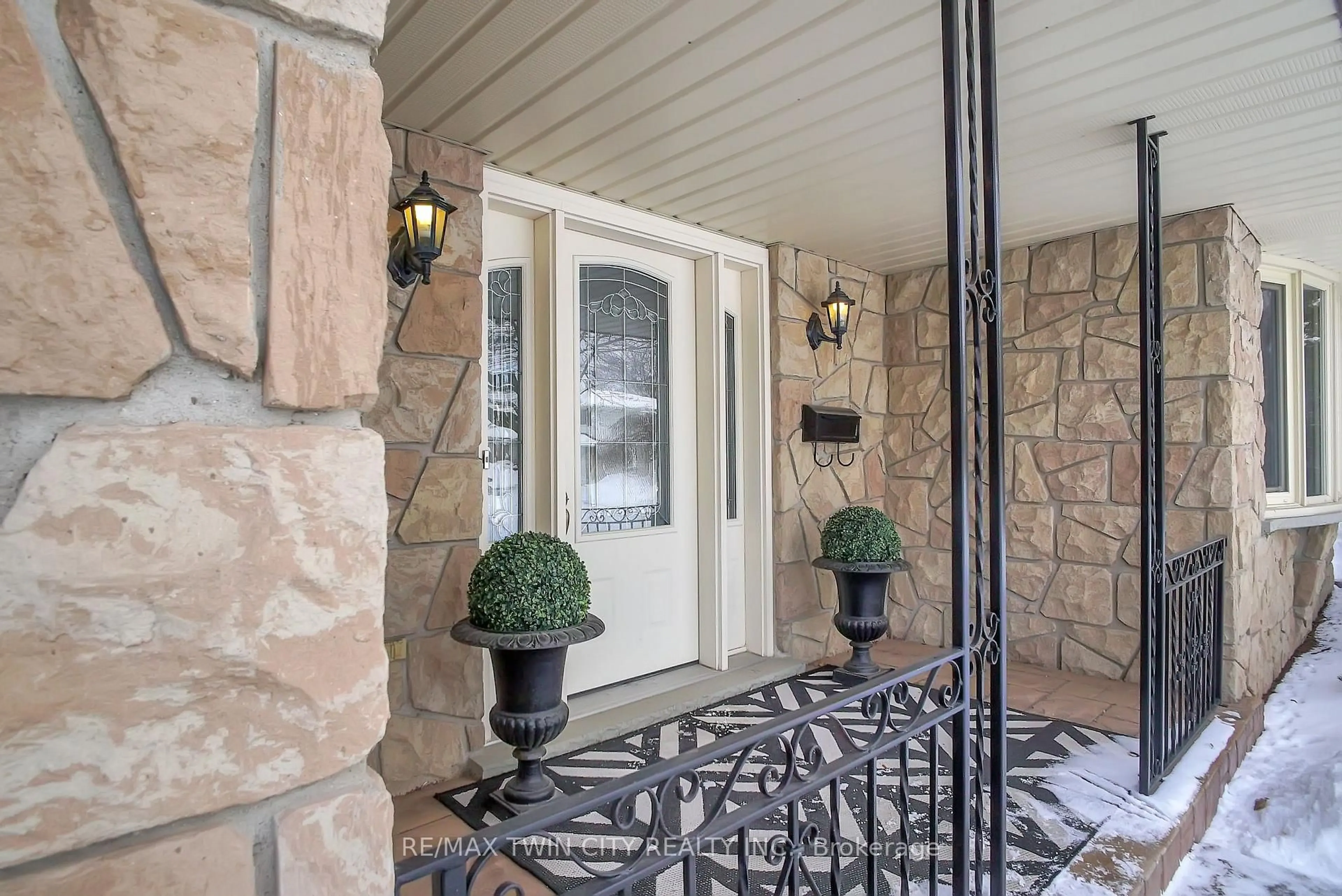 Indoor entryway for 28 Upper Canada Pl, Kitchener Ontario N2P 1G1
