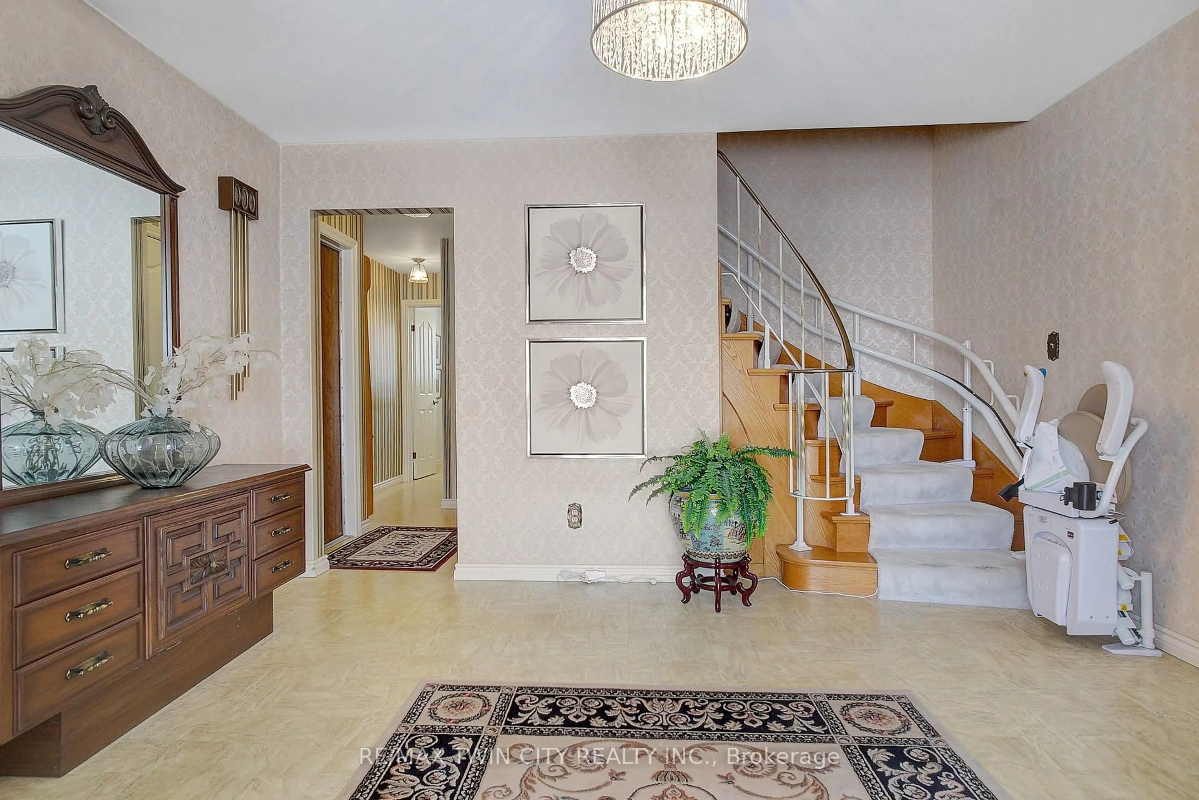 Indoor foyer for 28 Upper Canada Pl, Kitchener Ontario N2P 1G1