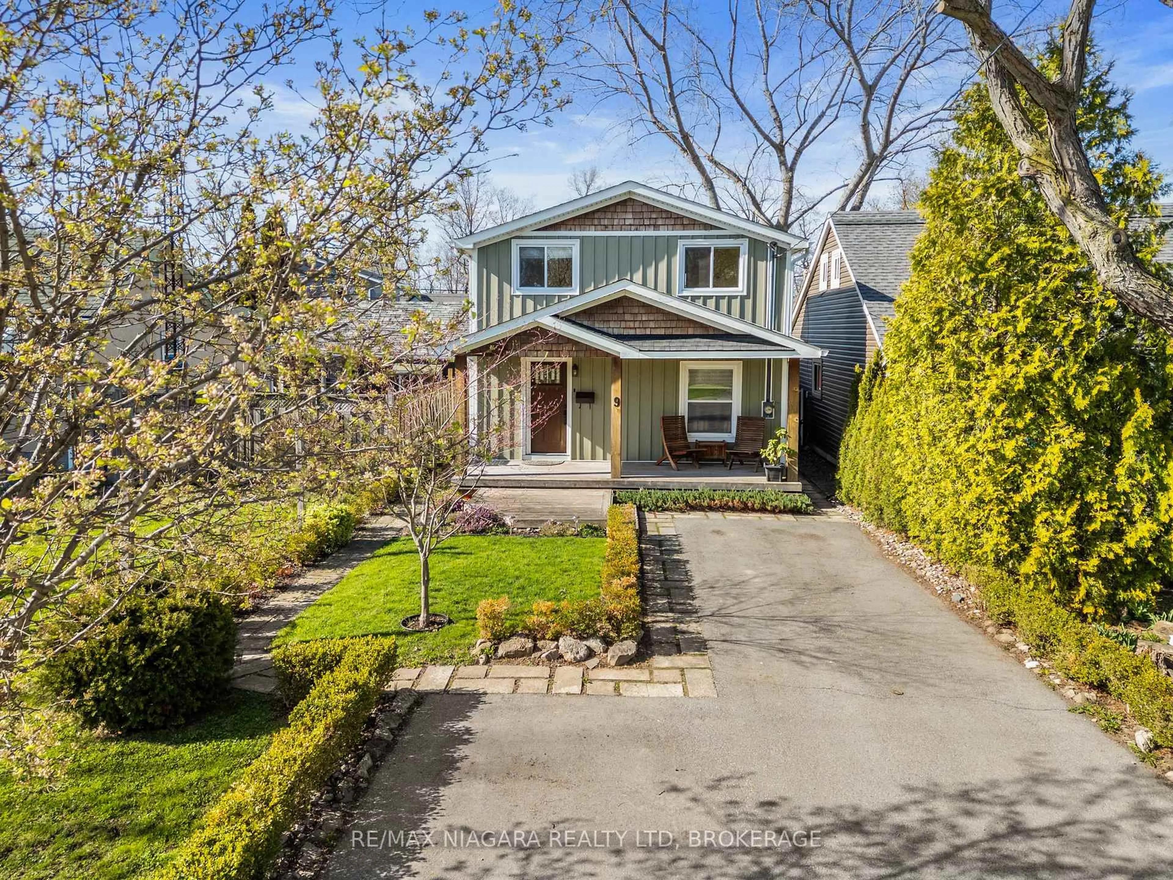 A pic from outside/outdoor area/front of a property/back of a property/a pic from drone, street for 9 Grandview Dr, St. Catharines Ontario L2M 1A7
