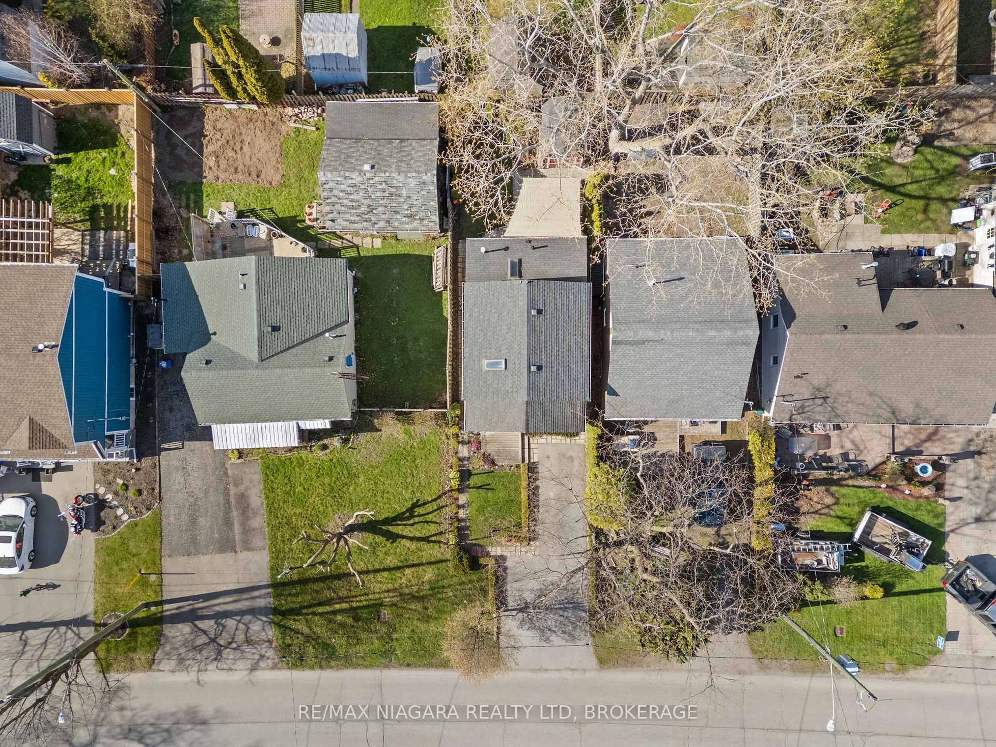 A pic from outside/outdoor area/front of a property/back of a property/a pic from drone, street for 9 Grandview Dr, St. Catharines Ontario L2M 1A7
