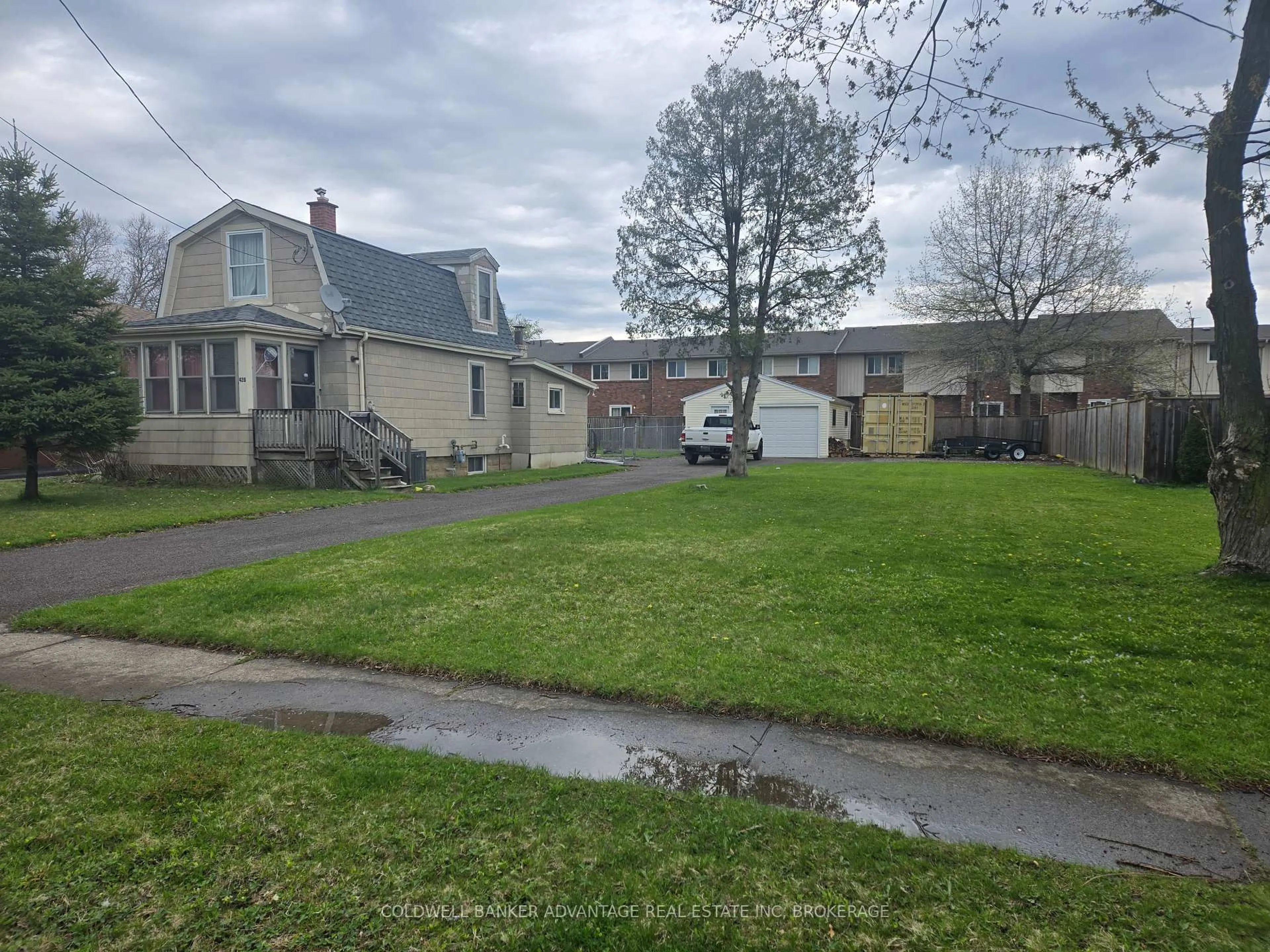 A pic from outside/outdoor area/front of a property/back of a property/a pic from drone, street for 428 Scholfield Ave, Welland Ontario L3B 1N2