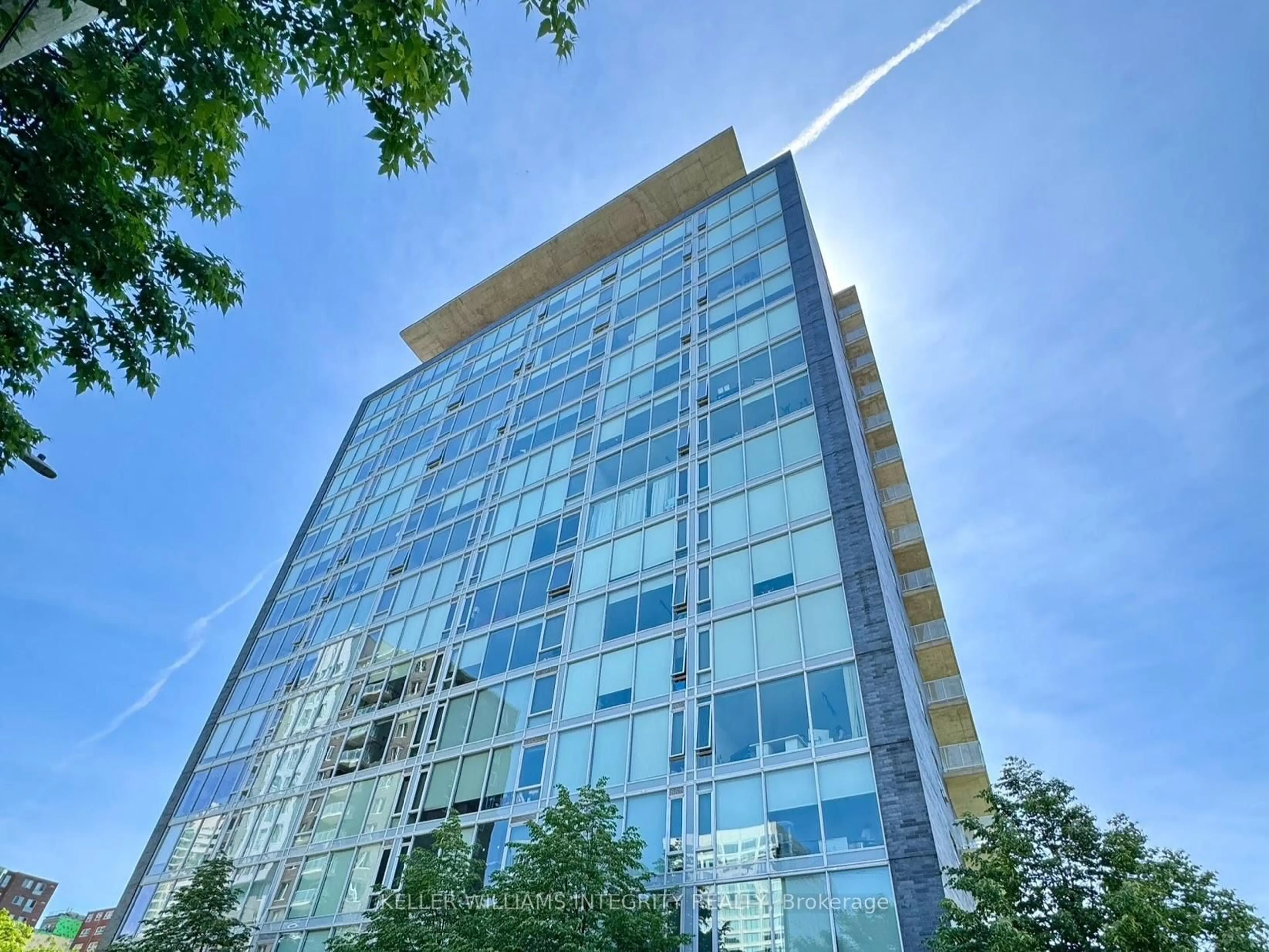 Indoor foyer for 300 Lisgar St #809, Ottawa Ontario K2P 0E2