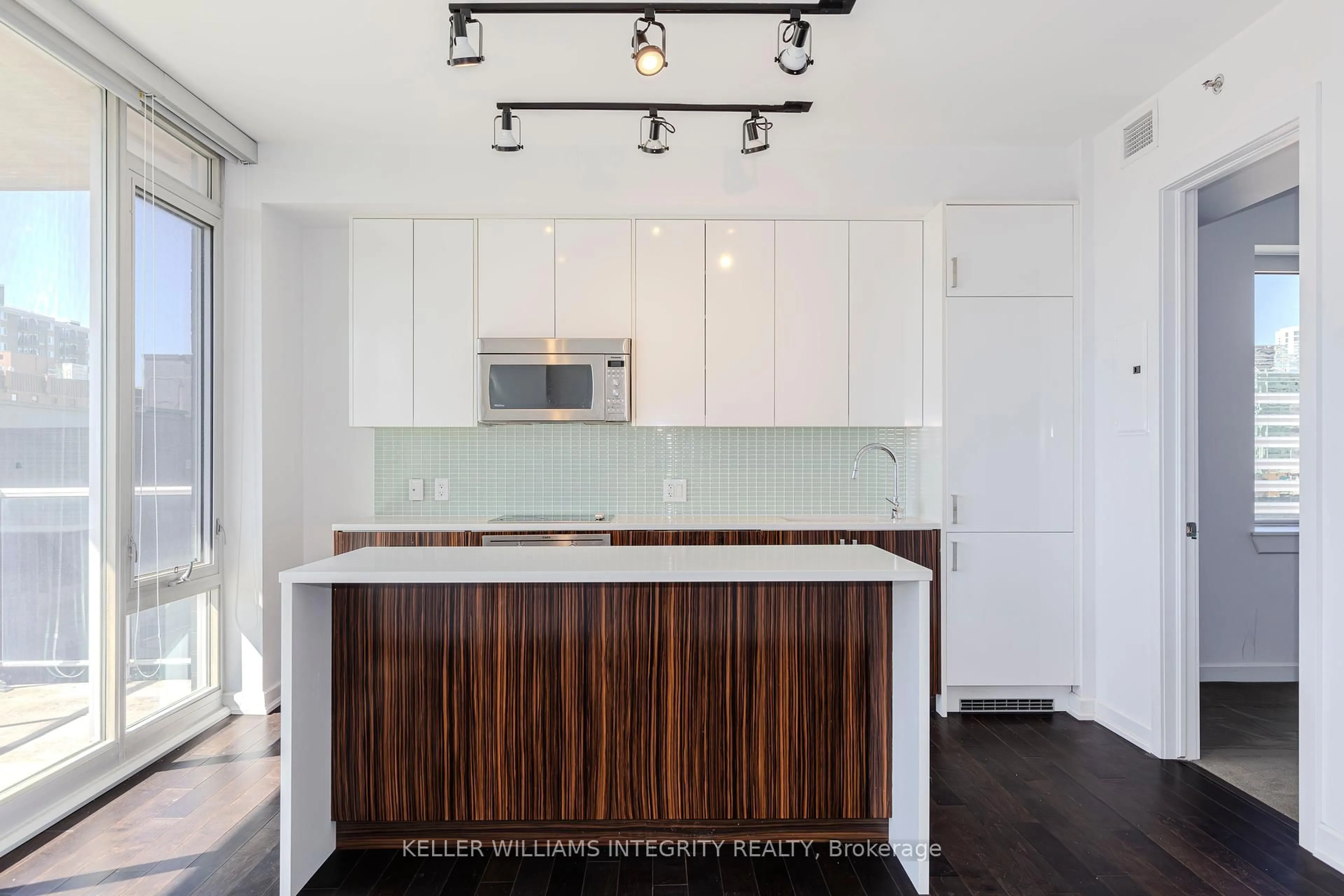 Open concept kitchen, wood/laminate floor for 300 Lisgar St #809, Ottawa Ontario K2P 0E2