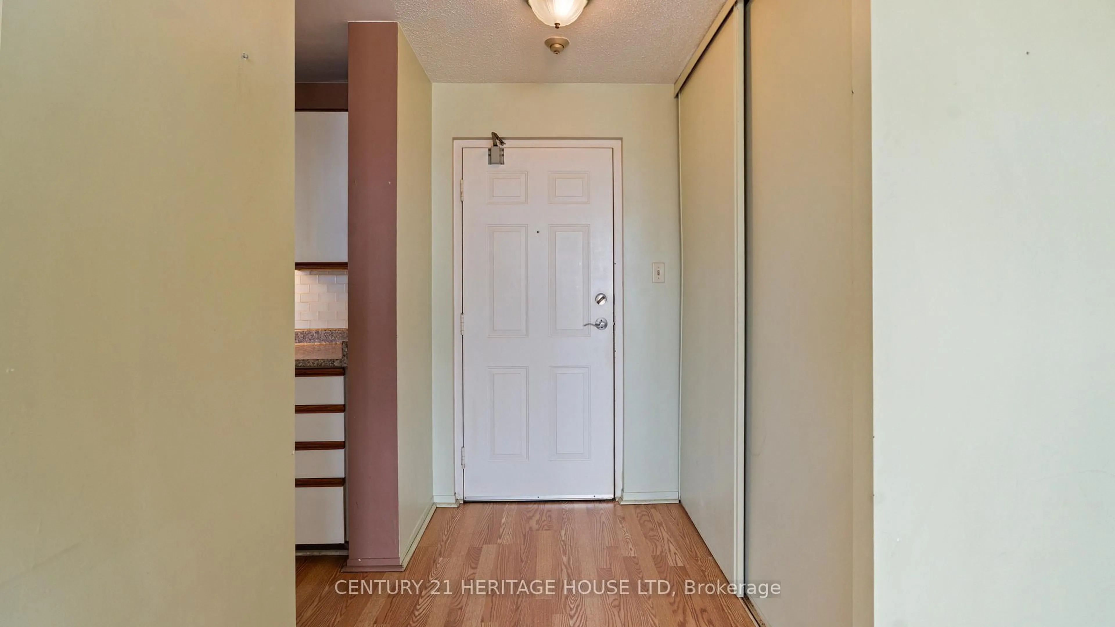 Indoor entryway for 421 Fairview Dr #101, Brantford Ontario N3R 7M3