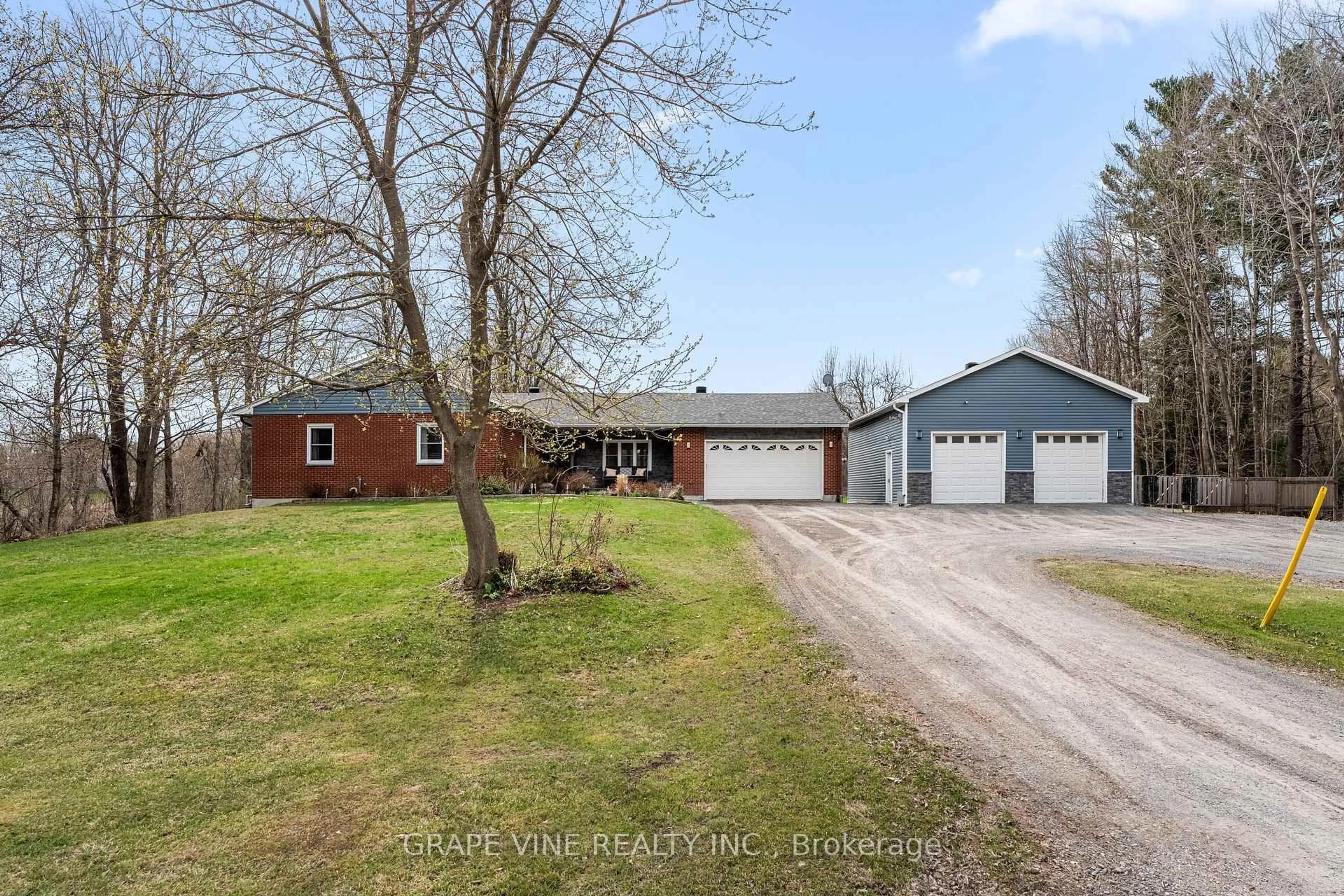A pic from outside/outdoor area/front of a property/back of a property/a pic from drone, street for 2021 Des Pins St, The Nation Ontario K0A 2M0