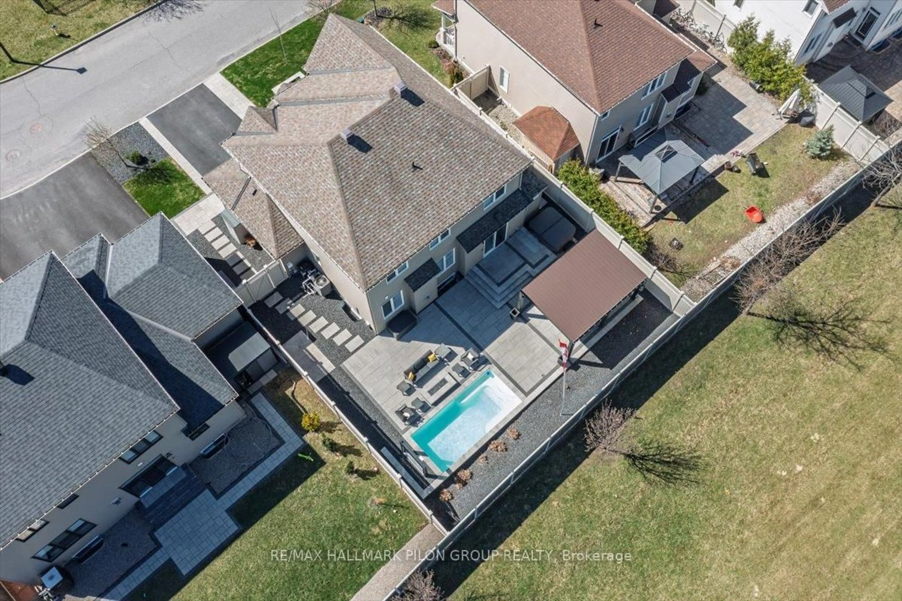 A pic from outside/outdoor area/front of a property/back of a property/a pic from drone, unknown for 379 Nestleton St, Ottawa Ontario K4A 0W2
