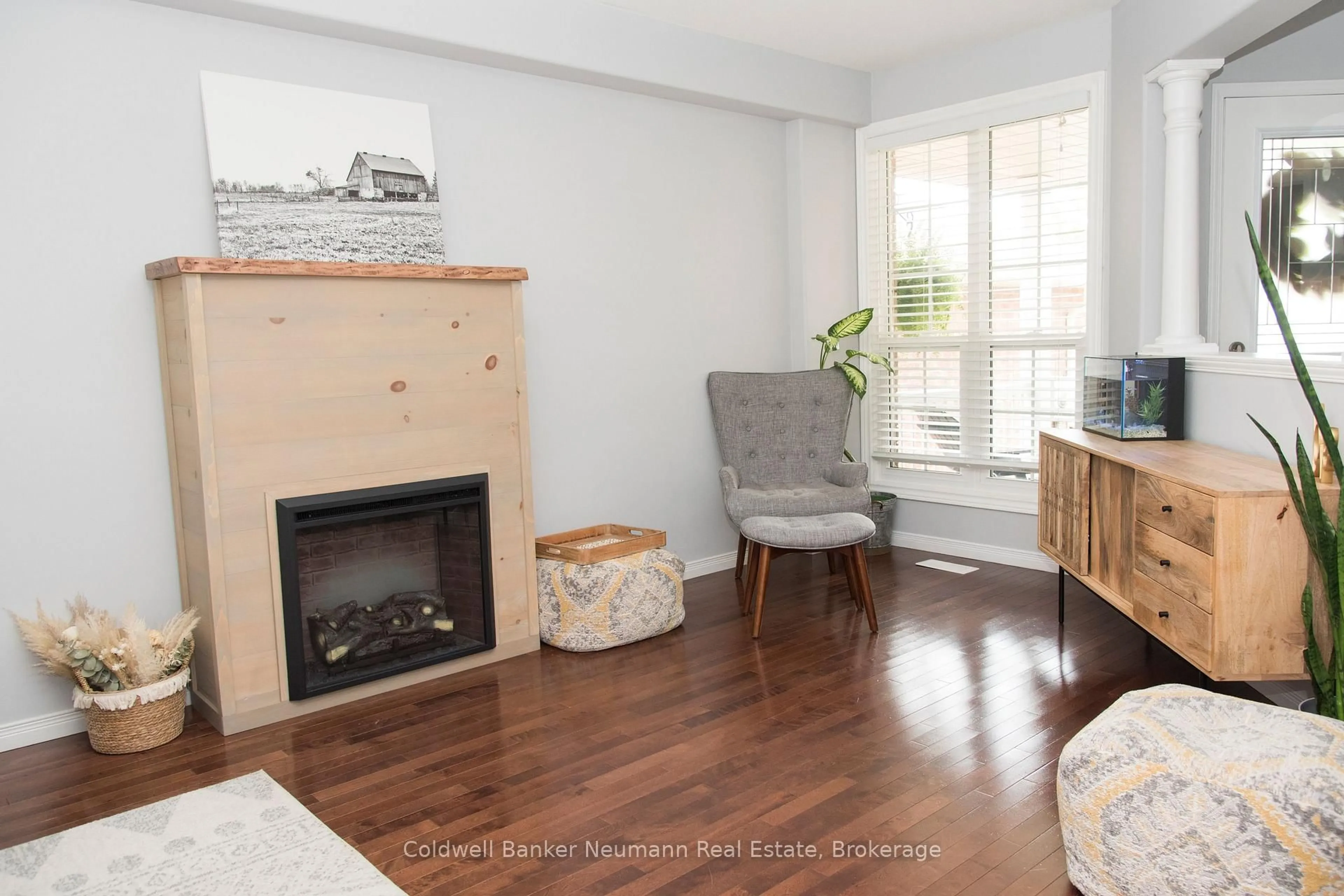 Living room with furniture, wood/laminate floor for 5 Valleyhaven Lane, Guelph Ontario N1E 0A3