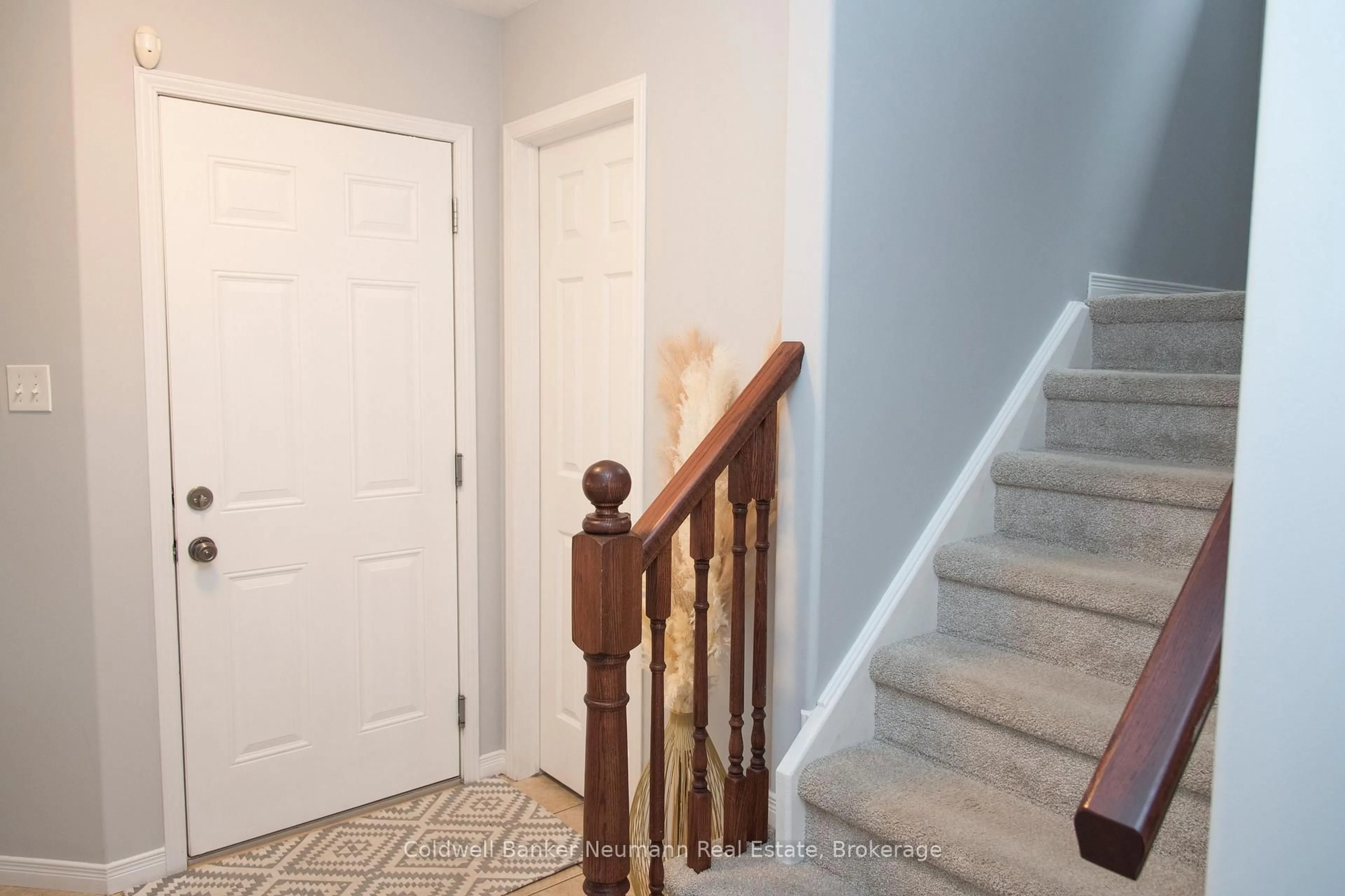 Indoor entryway for 5 Valleyhaven Lane, Guelph Ontario N1E 0A3