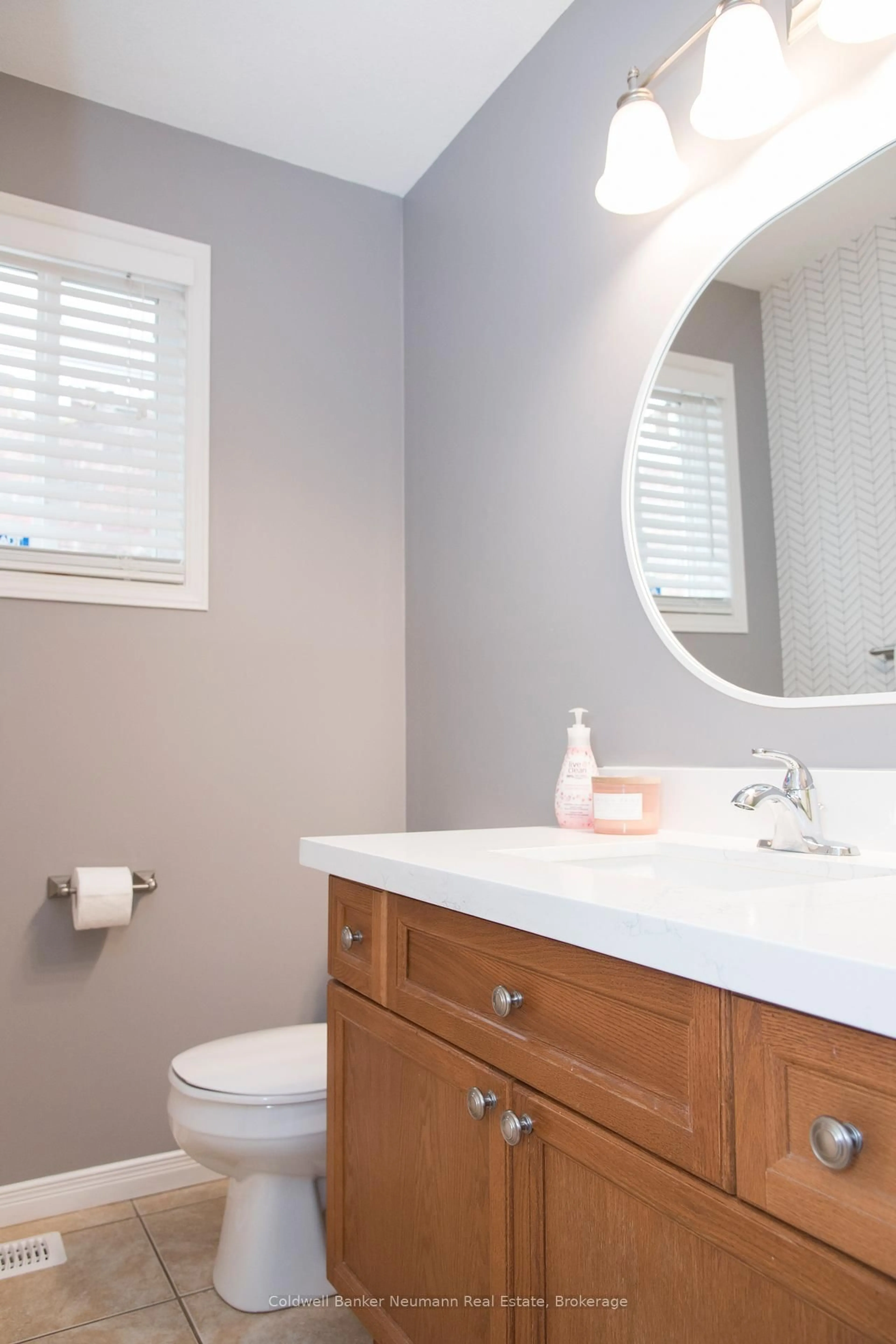 Contemporary bathroom, unknown for 5 Valleyhaven Lane, Guelph Ontario N1E 0A3