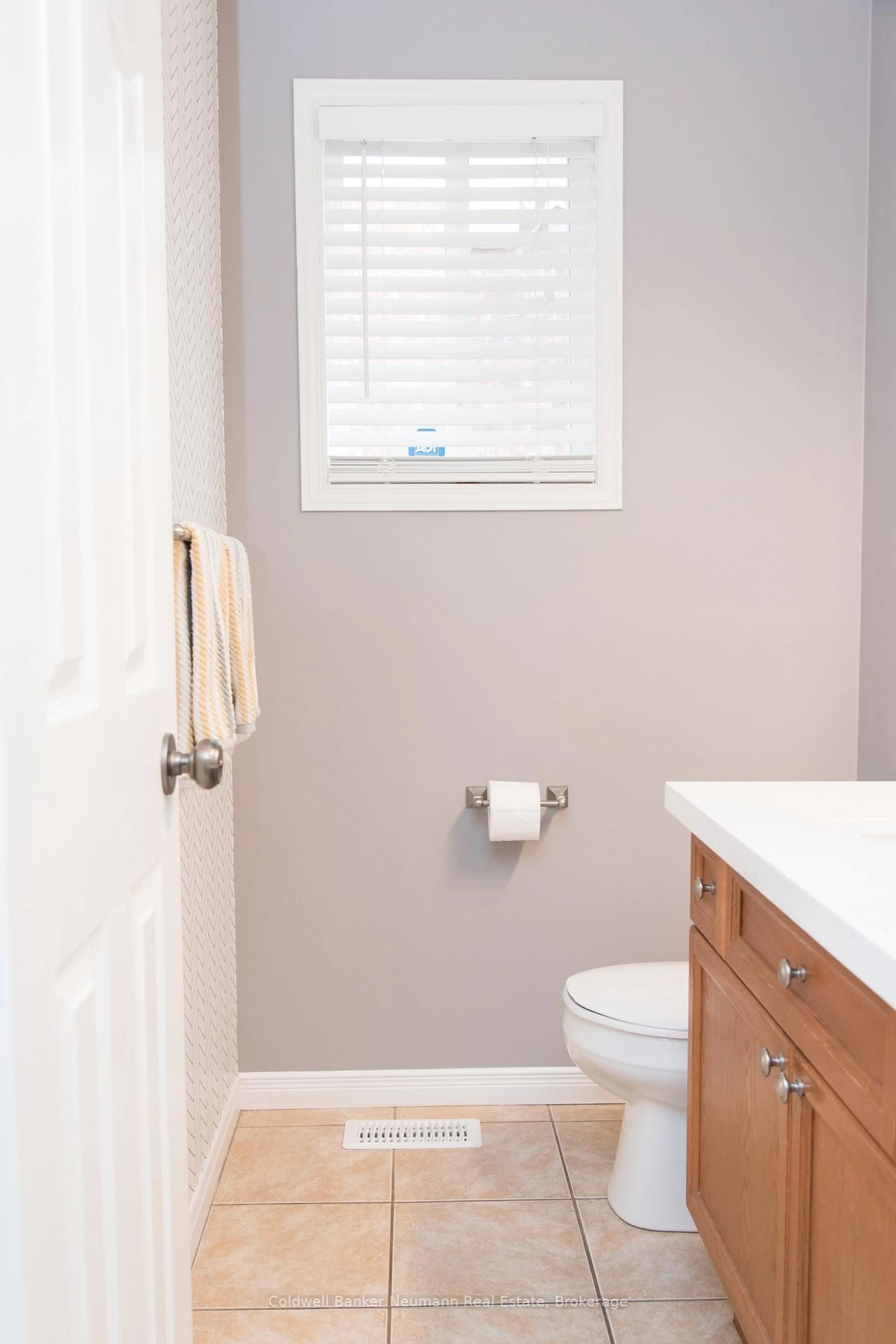 Standard bathroom, unknown for 5 Valleyhaven Lane, Guelph Ontario N1E 0A3