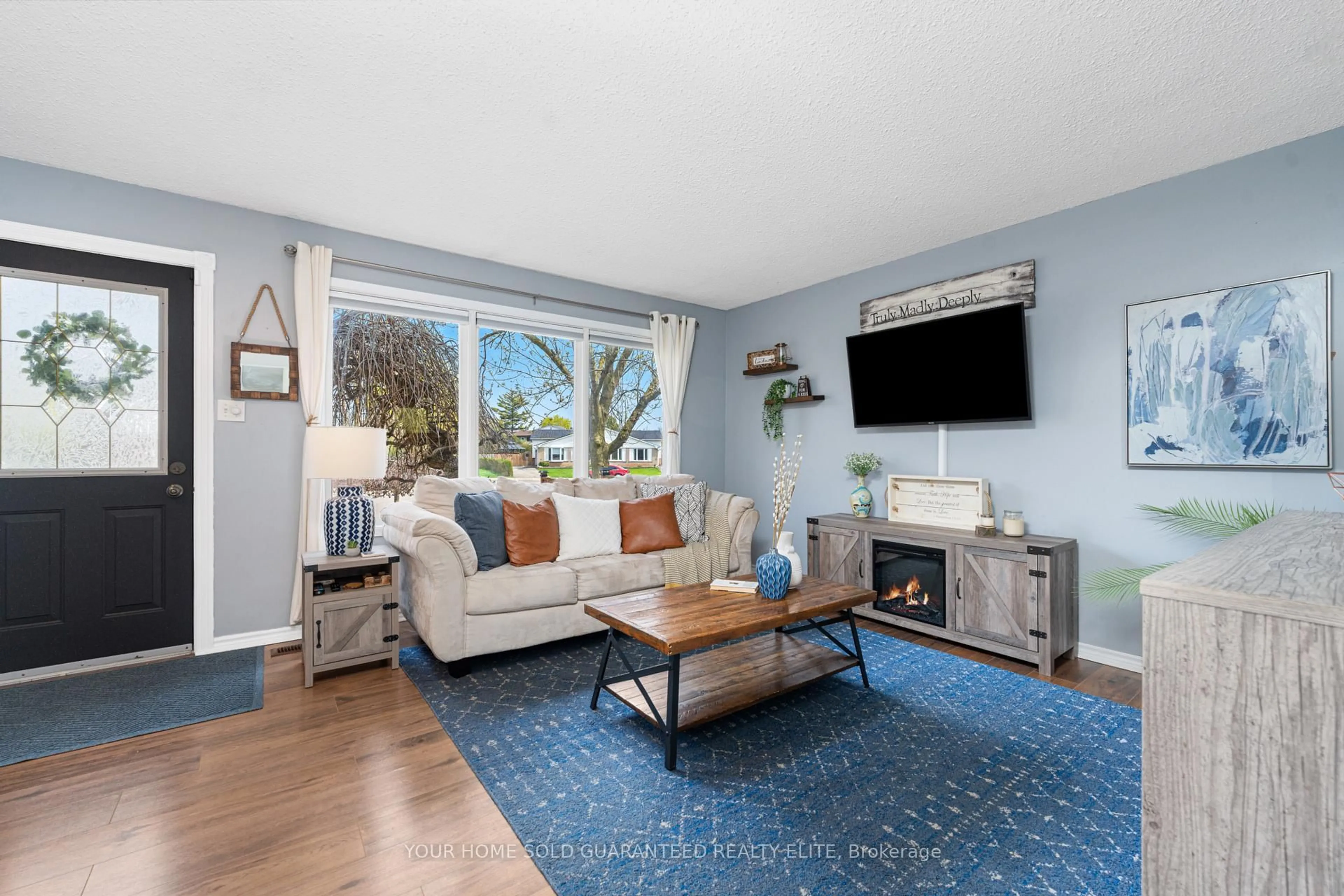 Living room with furniture, unknown for 17 Brendan Crt, Hamilton Ontario L8T 4R5