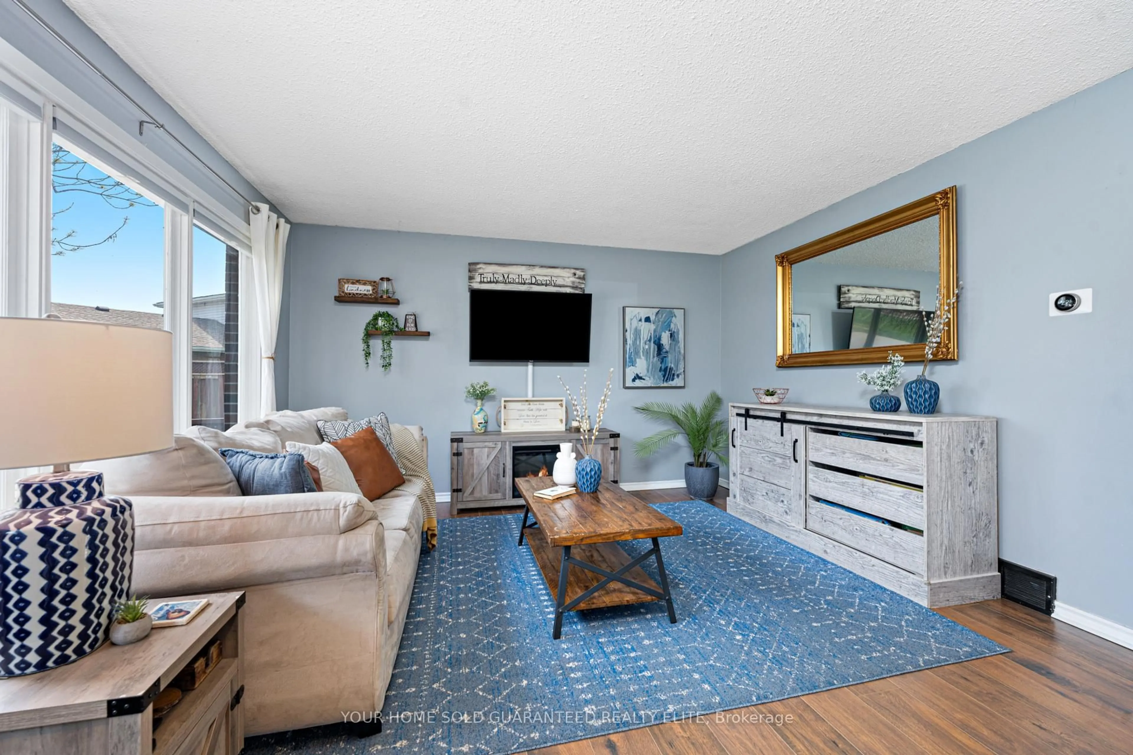 Living room with furniture, unknown for 17 Brendan Crt, Hamilton Ontario L8T 4R5