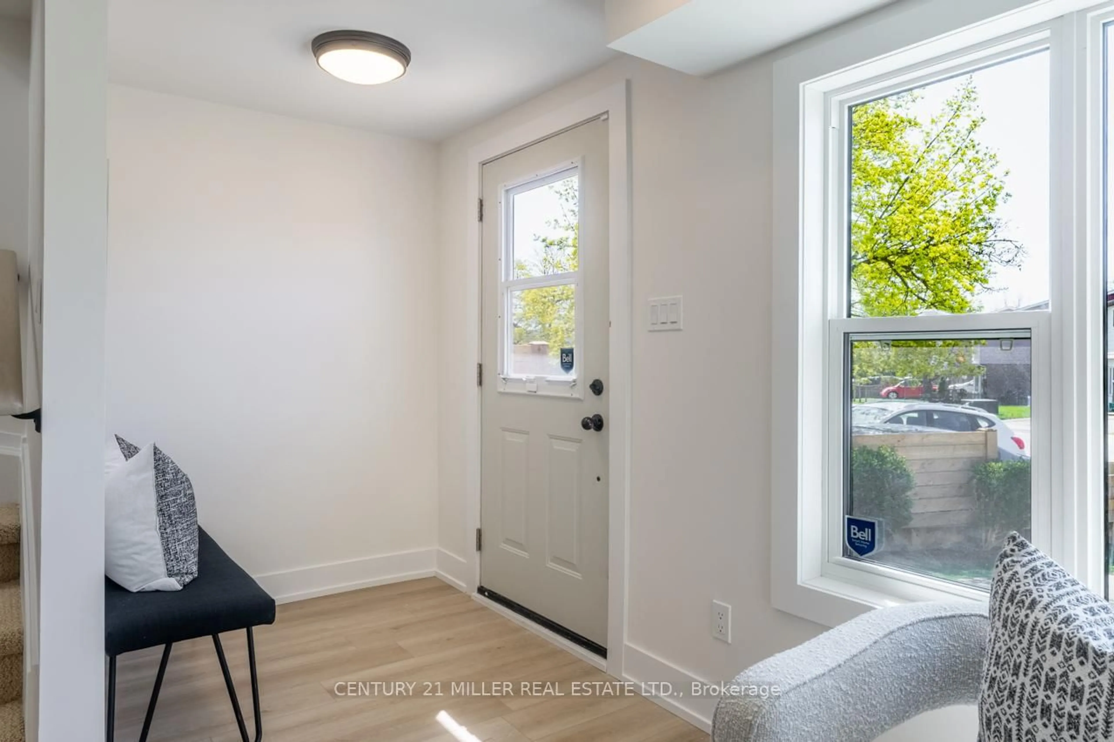 Indoor entryway for 669 Parkview Cres, Cambridge Ontario N3H 5A1