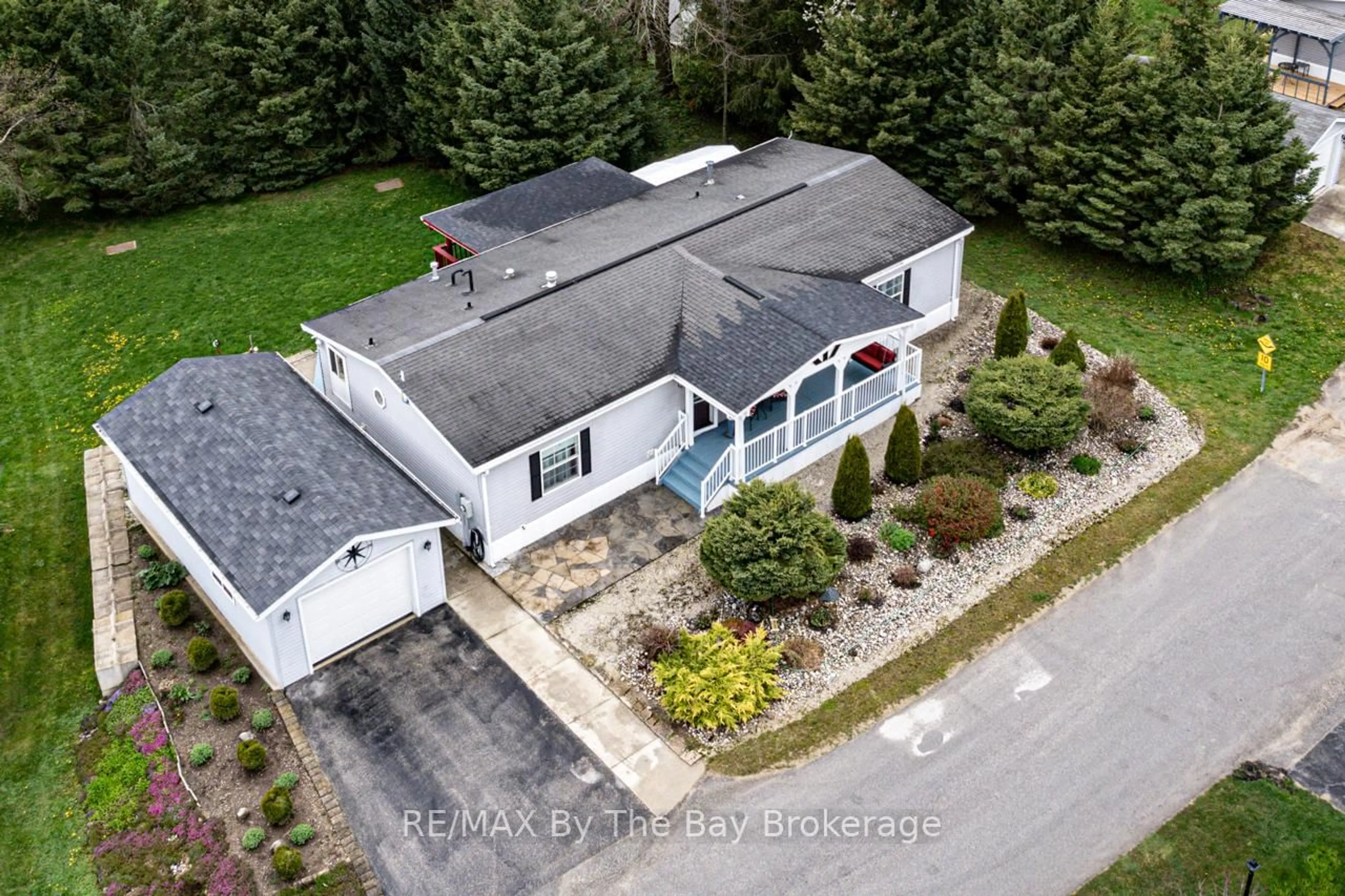 A pic from outside/outdoor area/front of a property/back of a property/a pic from drone, unknown for 102 Rosewood Dr, Georgian Bluffs Ontario N4K 5N5