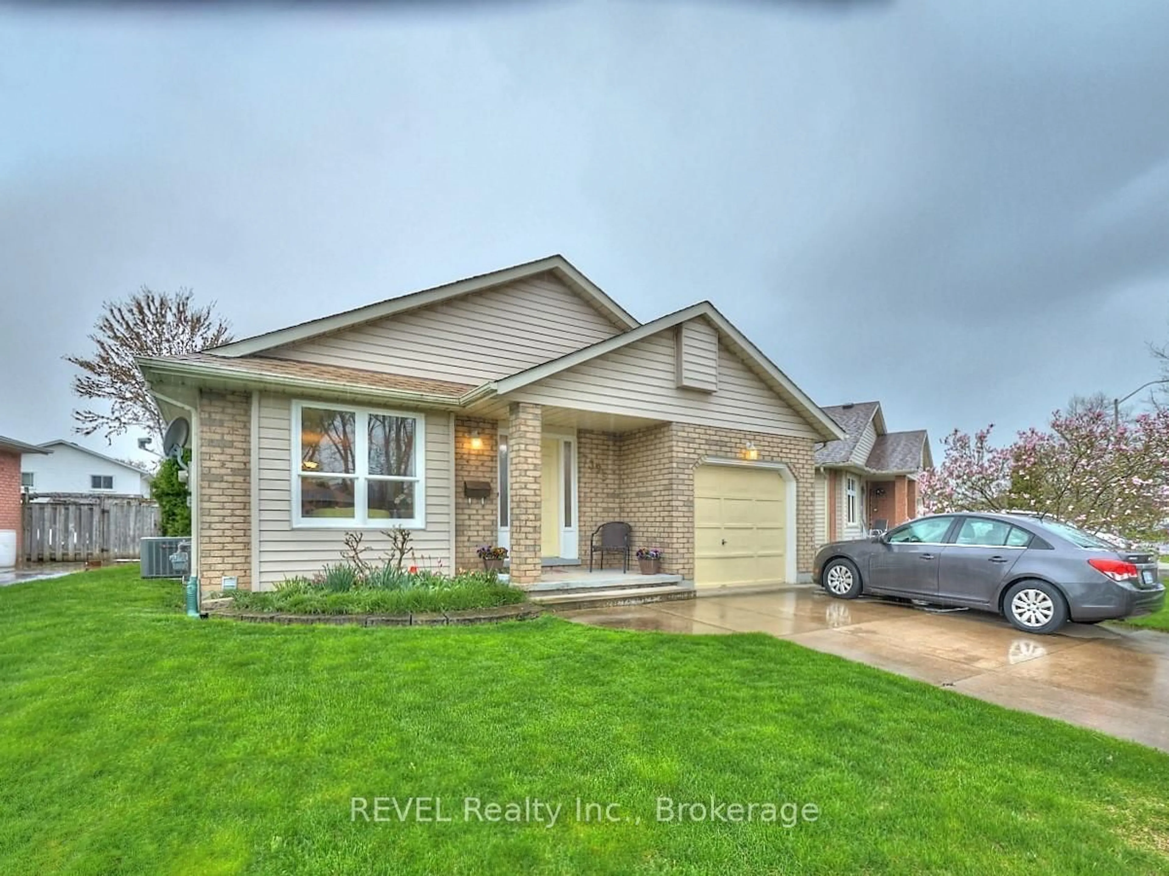 Home with vinyl exterior material, street for 7395 Alex Ave, Niagara Falls Ontario L2G 7V1