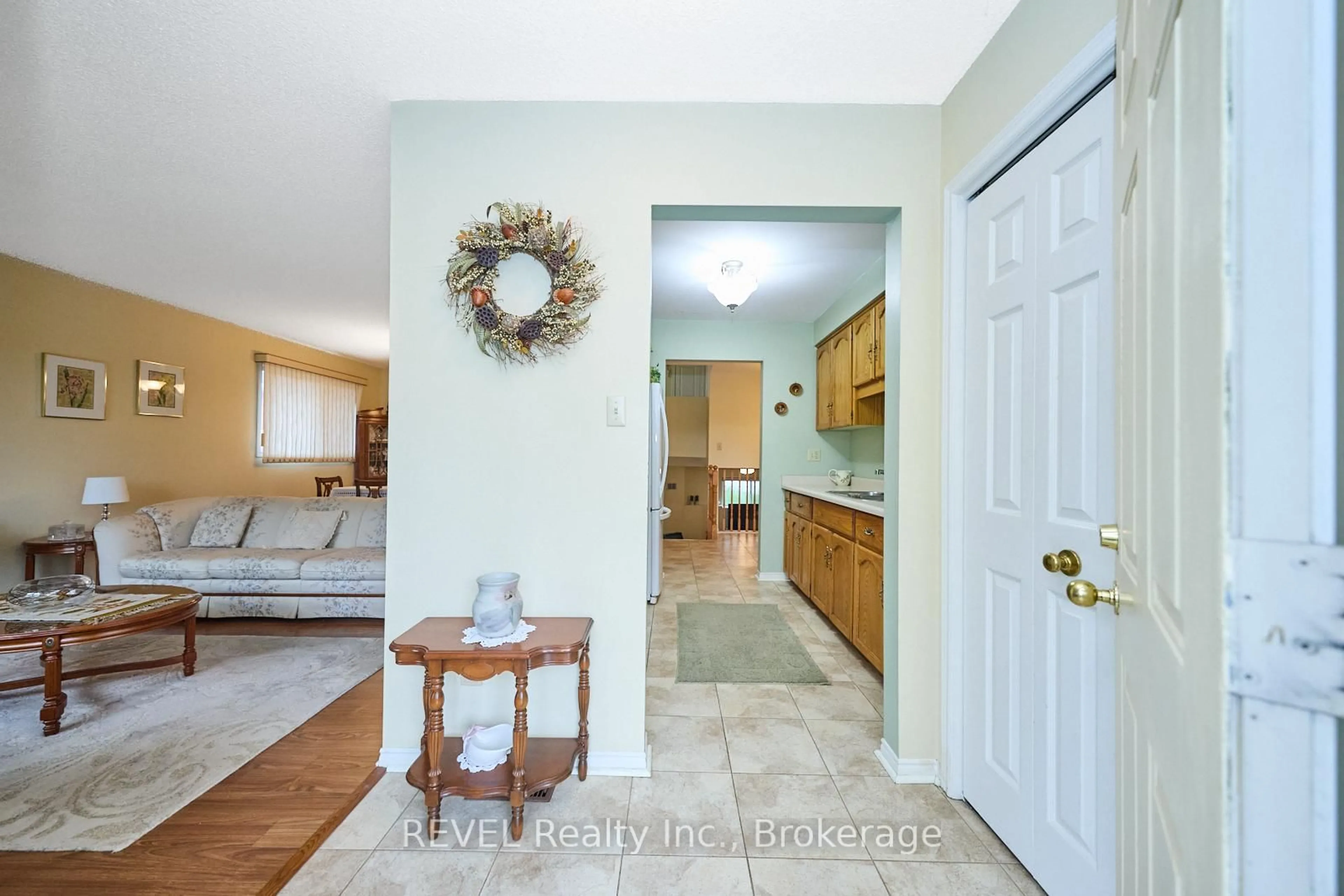 Indoor entryway for 7395 Alex Ave, Niagara Falls Ontario L2G 7V1
