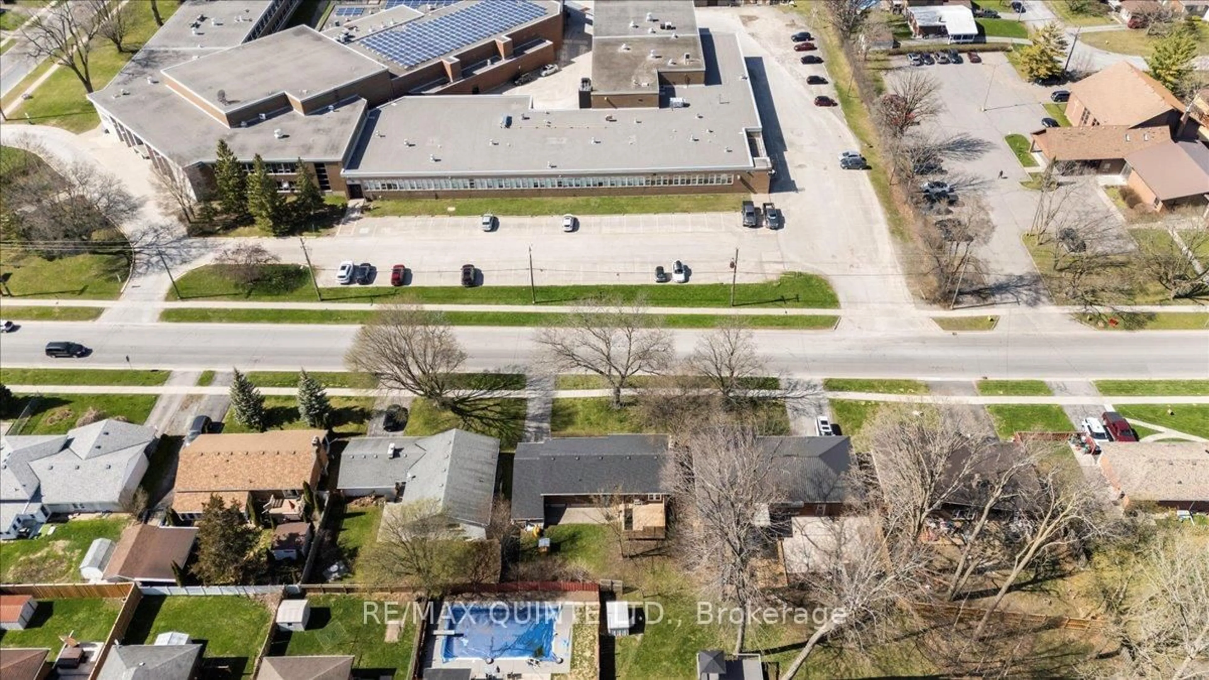 A pic from outside/outdoor area/front of a property/back of a property/a pic from drone, unknown for 505 Victoria Ave, Belleville Ontario K8N 2G4