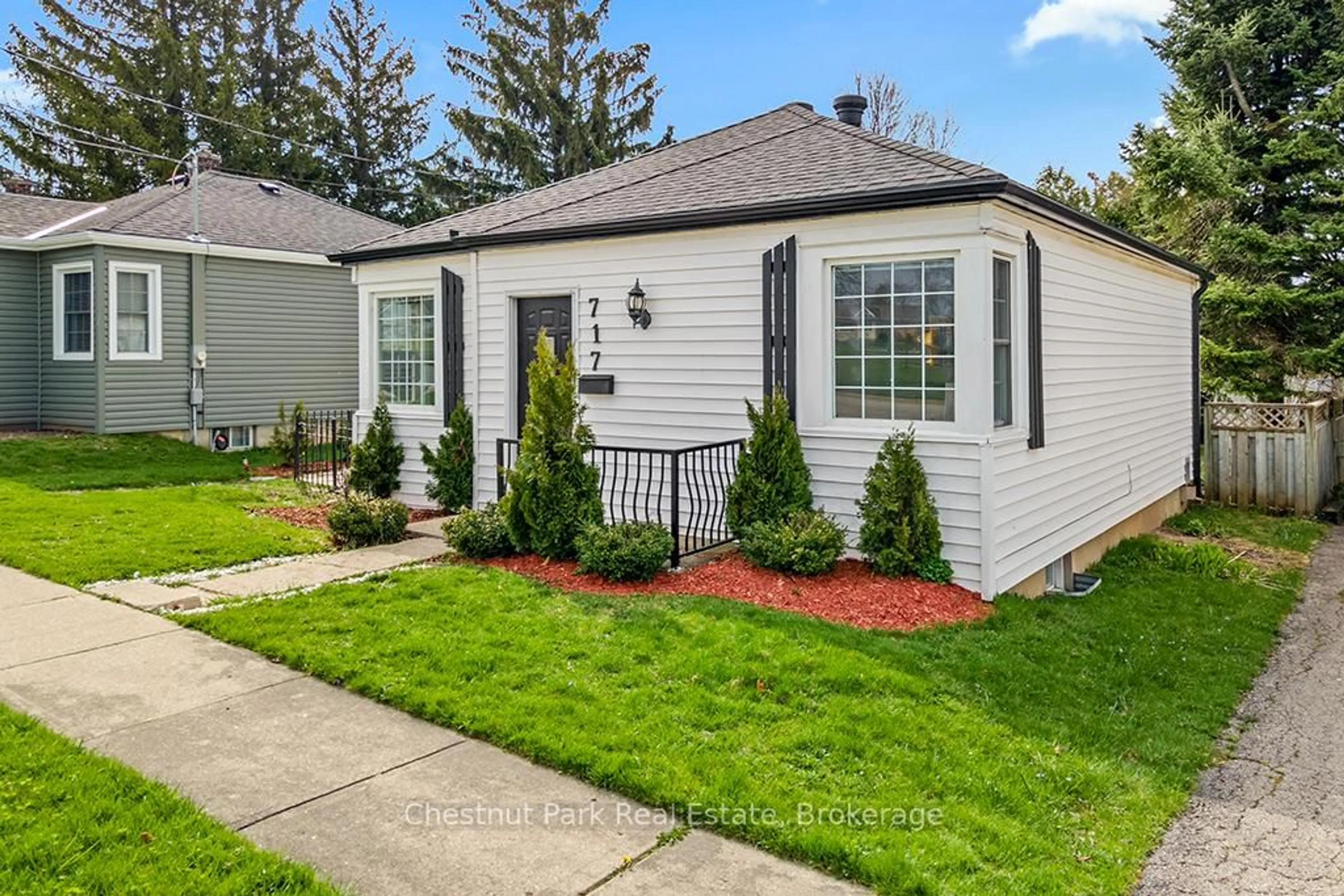 Home with vinyl exterior material, street for 717 5th St, Owen Sound Ontario N4K 1E4