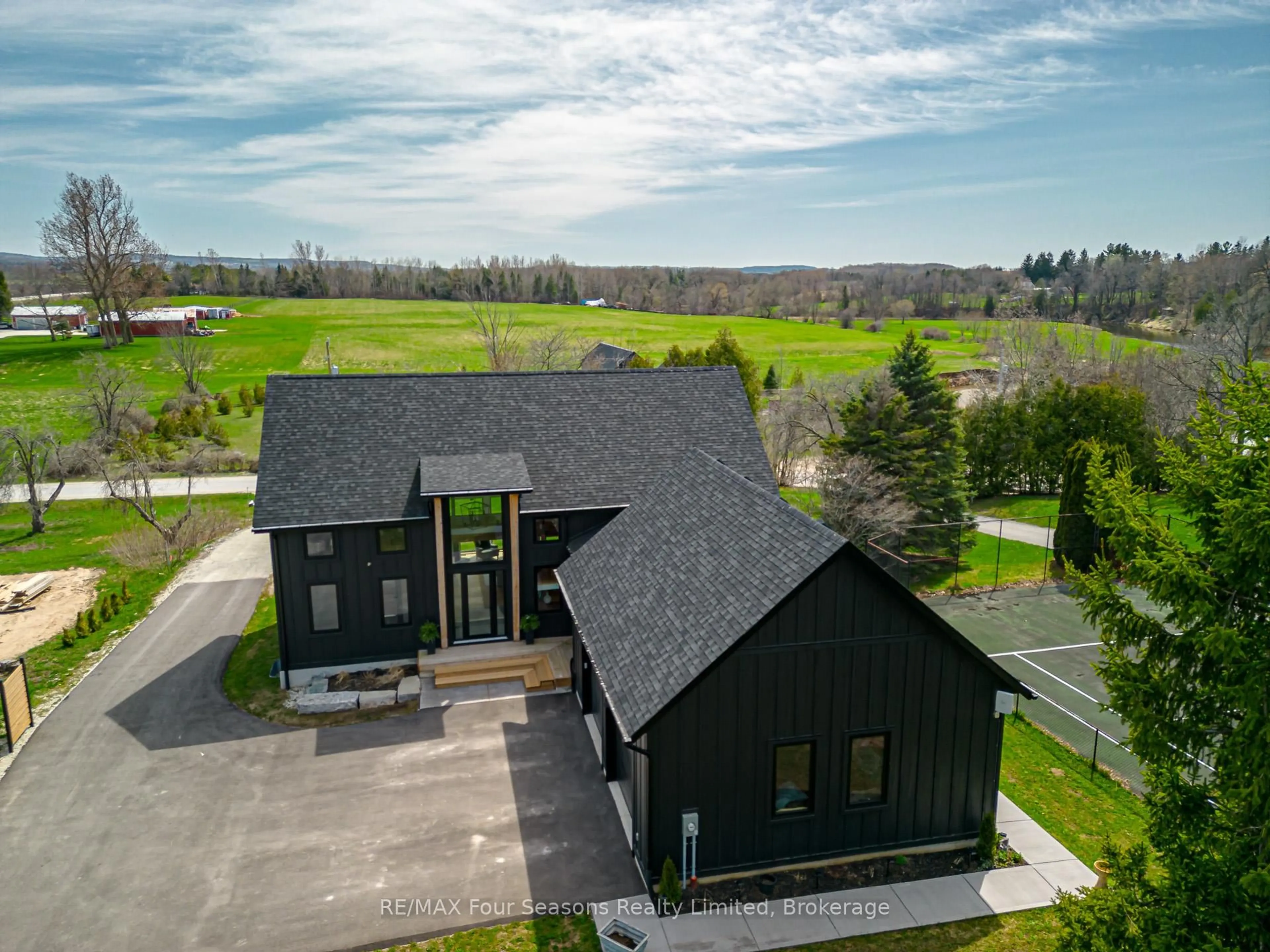 A pic from outside/outdoor area/front of a property/back of a property/a pic from drone, building for 113 Slabtown Rd, Blue Mountains Ontario N0H 1J0