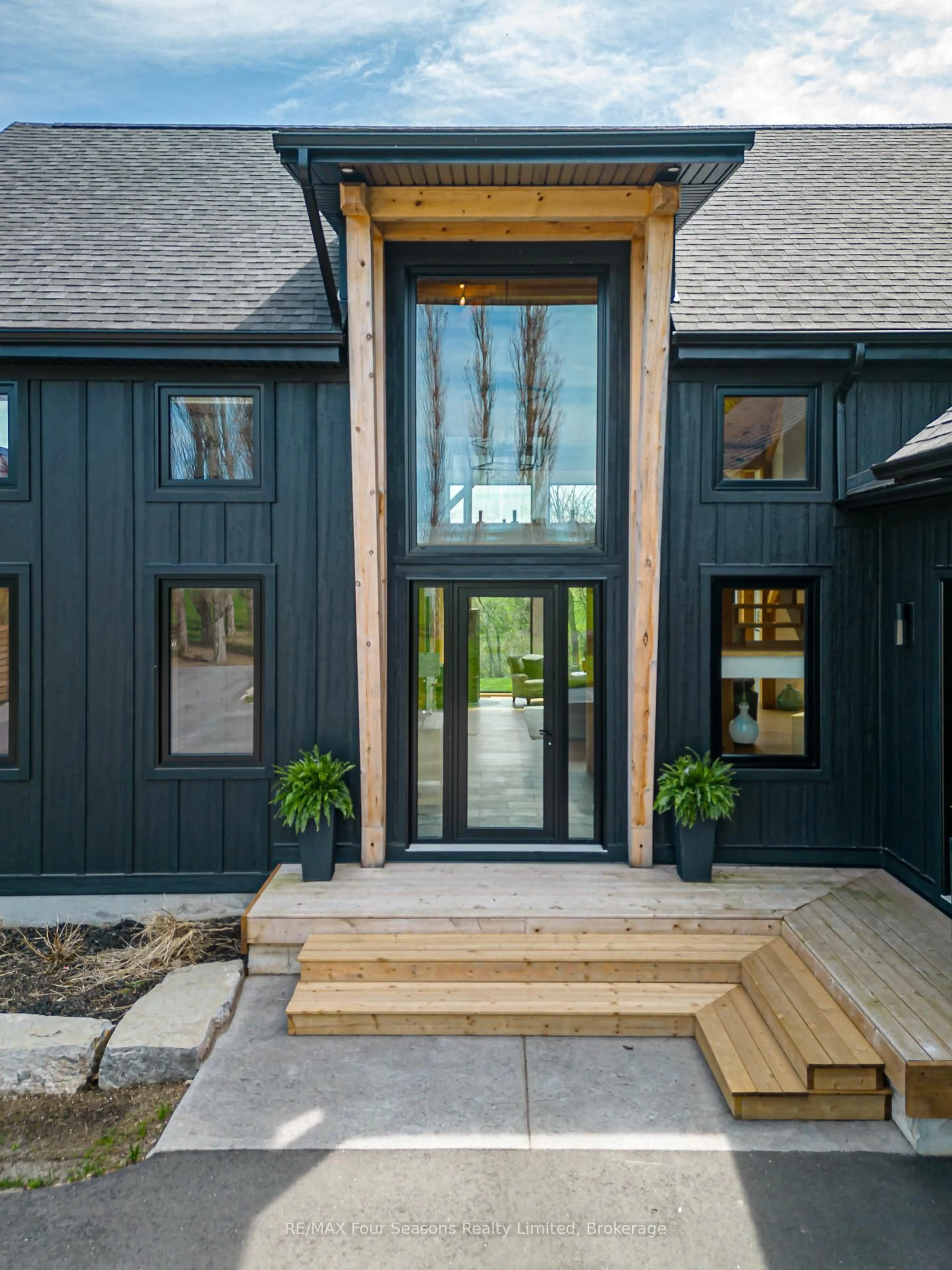 Indoor entryway for 113 Slabtown Rd, Blue Mountains Ontario N0H 1J0