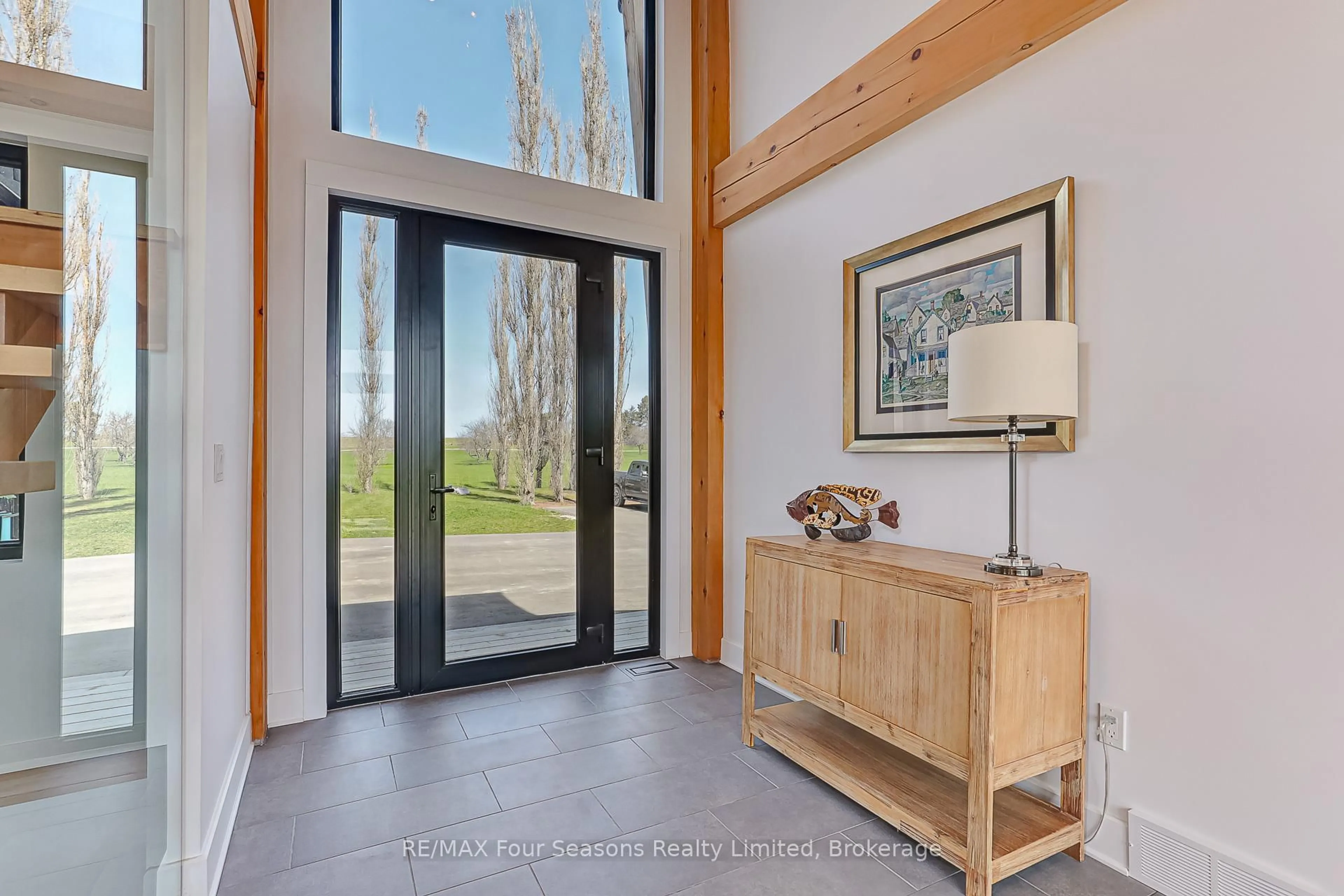 Indoor entryway for 113 Slabtown Rd, Blue Mountains Ontario N0H 1J0