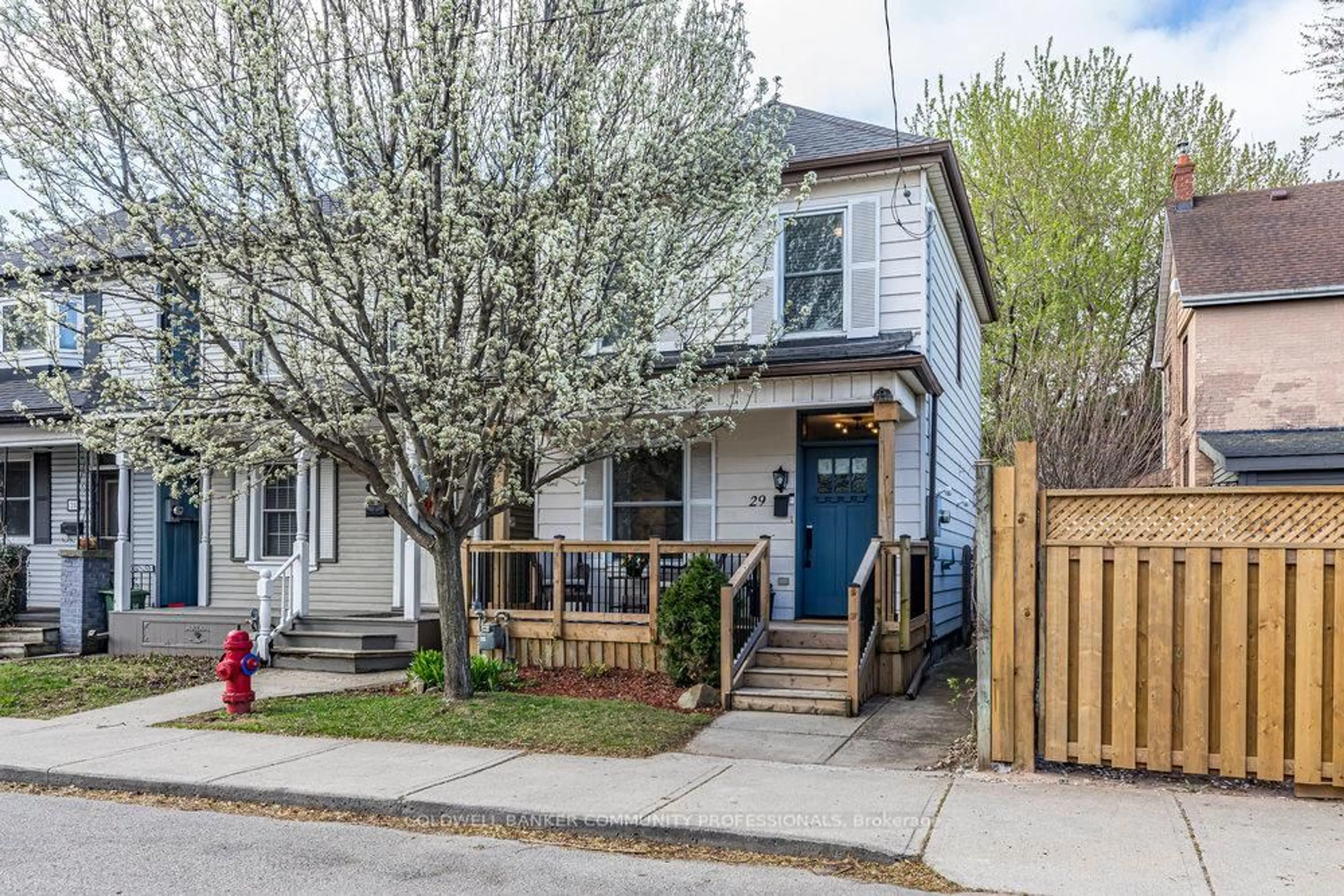 Home with vinyl exterior material, street for 29 Picton St, Hamilton Ontario L8L 1E1