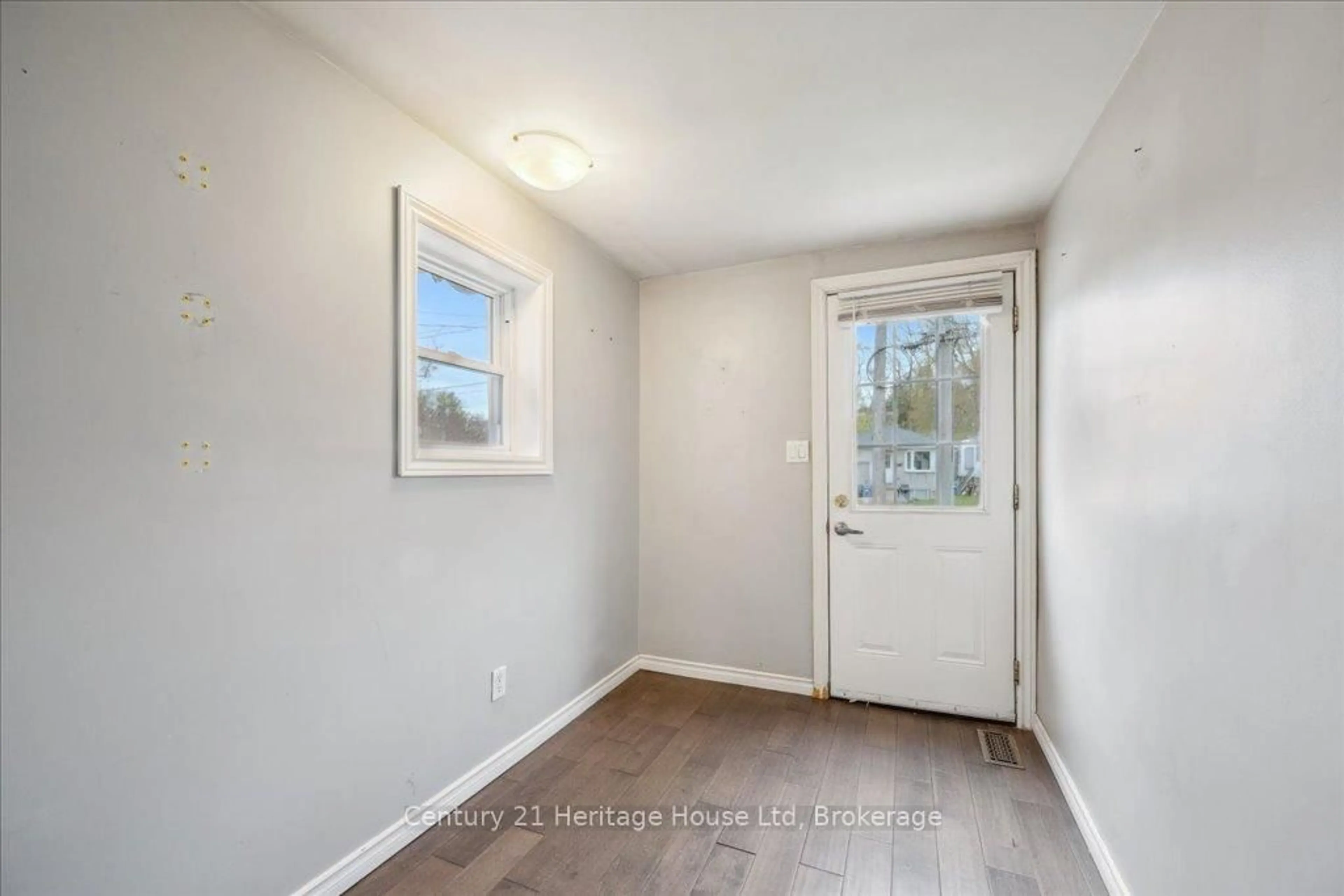 Indoor entryway for 43 Stevenson St, Guelph Ontario N1E 5A3