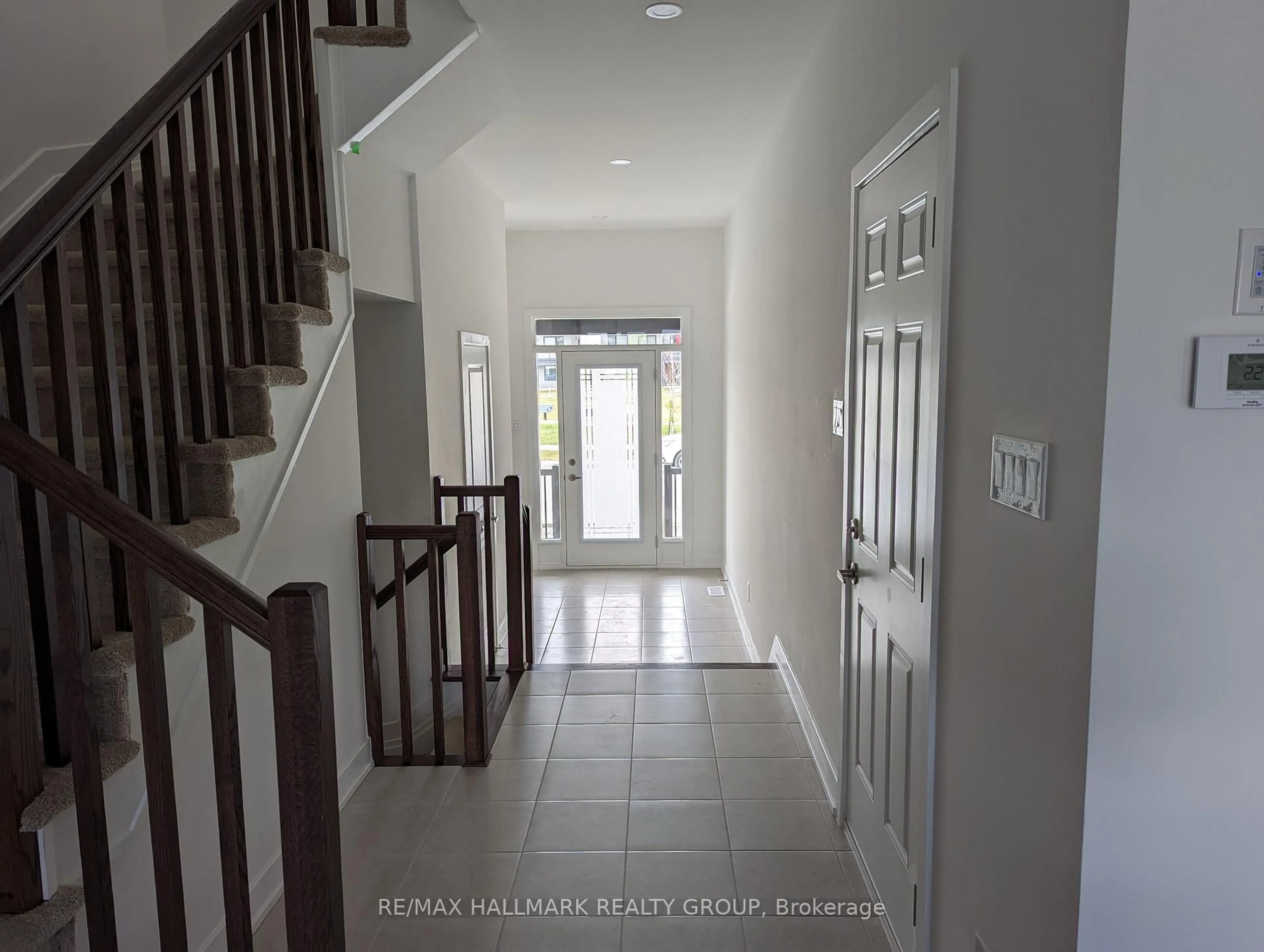 Indoor foyer for 262 Darjeeling Ave, Ottawa Ontario K2J 6Z1
