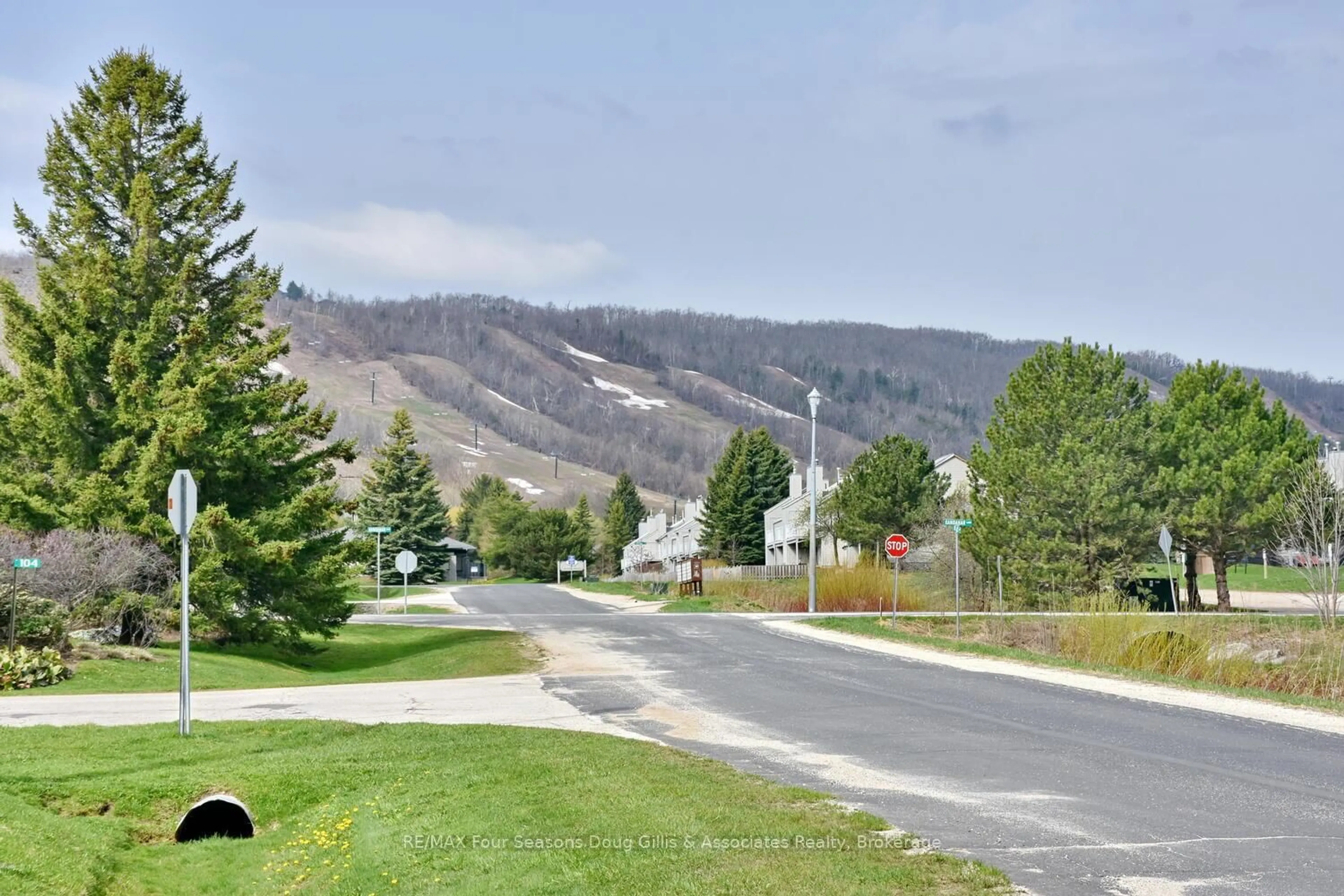 Blurry image for 110 Kellies Way #13, Blue Mountains Ontario L9Y 0L6